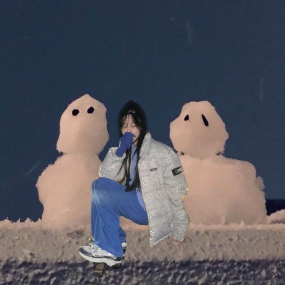 ヒョミン のインスタグラム：「파란 바지를 보았니? 👖」
