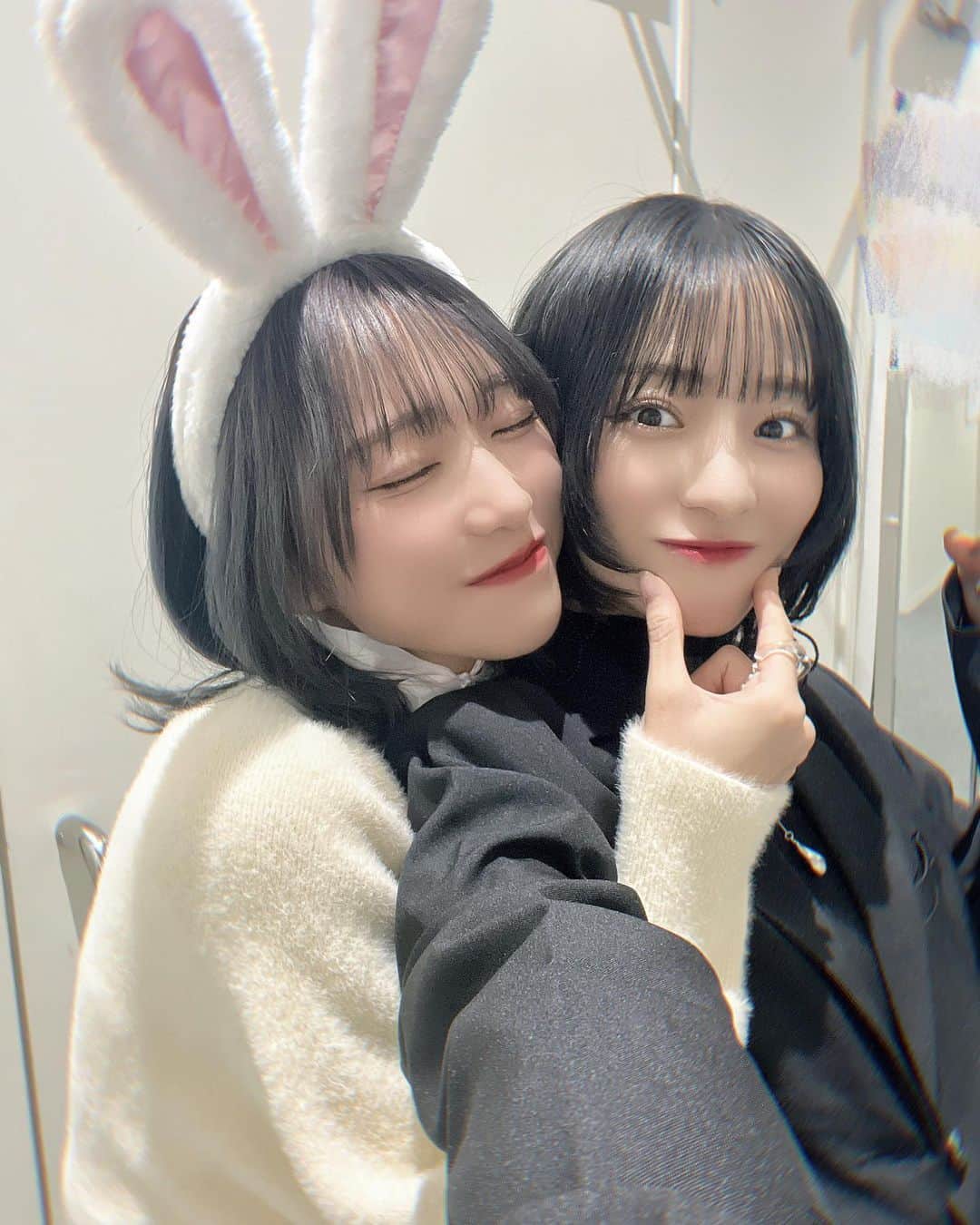 冨田菜々風さんのインスタグラム写真 - (冨田菜々風Instagram)「.  そういえば！！！対面お話し会の時にいおちゃんに会ったよ〜！写真も撮ったよ〜〜〜〜ん！！わあい！！  最後のはね、いおちゃんのお耳が暴れてってぎゃーってなってるやーーーつ🤣🤣  #イコラブ さん」10月30日 21時30分 - tomita_nanaka
