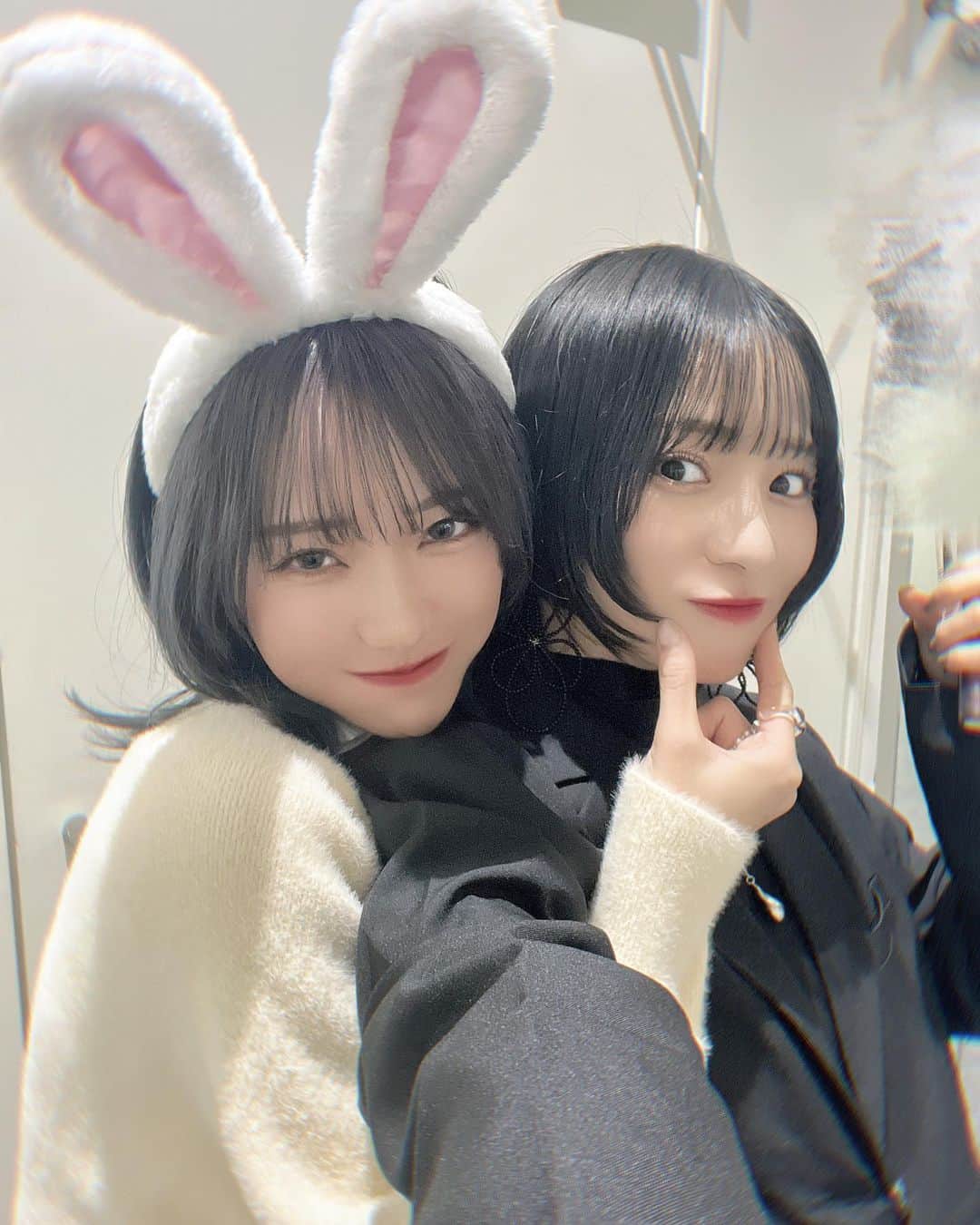 冨田菜々風さんのインスタグラム写真 - (冨田菜々風Instagram)「.  そういえば！！！対面お話し会の時にいおちゃんに会ったよ〜！写真も撮ったよ〜〜〜〜ん！！わあい！！  最後のはね、いおちゃんのお耳が暴れてってぎゃーってなってるやーーーつ🤣🤣  #イコラブ さん」10月30日 21時30分 - tomita_nanaka