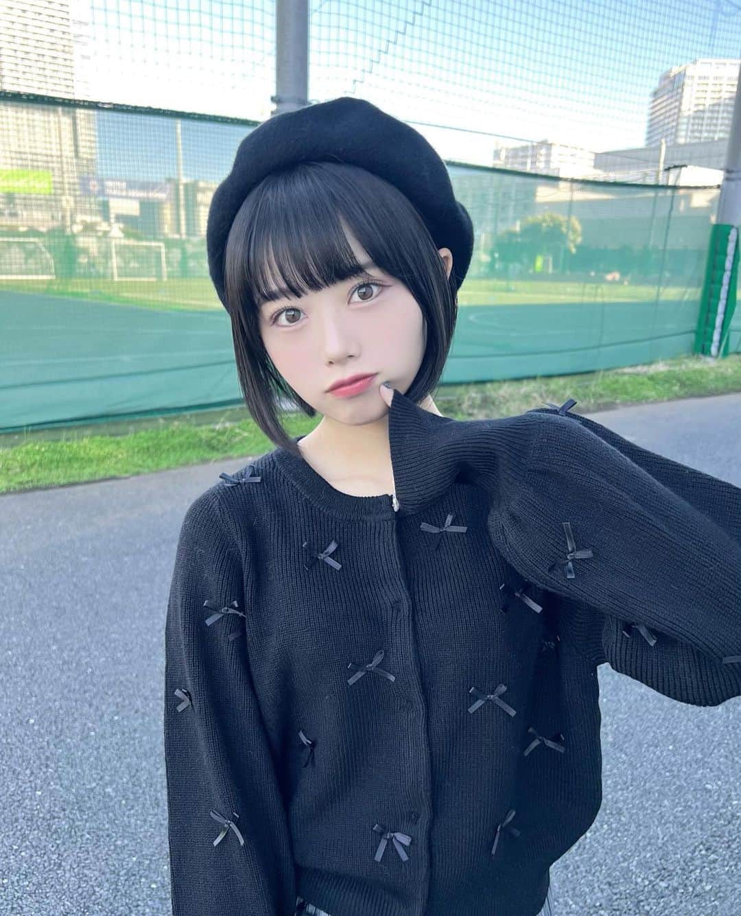 峰島こまきさんのインスタグラム写真 - (峰島こまきInstagram)「ボブ✖️ベレー帽かわいい🩶✔️  今年はたくさん帽子買ったから ヘアアレンジできない分 帽子たくさん被る〜☝🏻  いつもと違うカメラで撮ったんだけど、目指せノーマルカメラです、📷」10月30日 21時31分 - mineshima_komaki