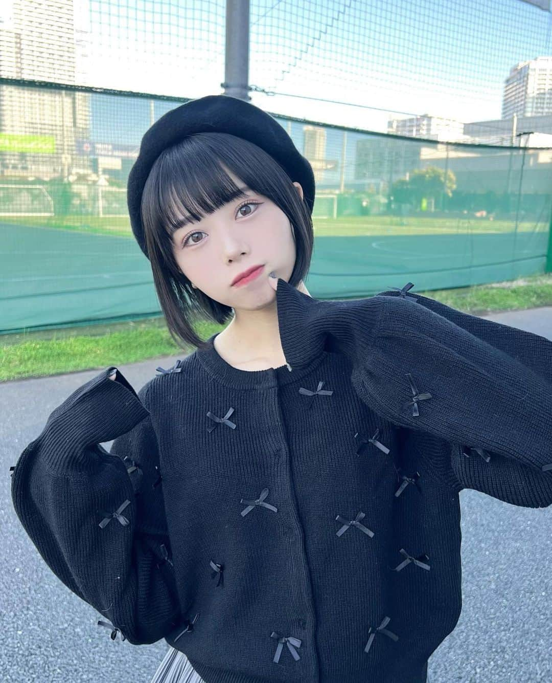 峰島こまきのインスタグラム：「ボブ✖️ベレー帽かわいい🩶✔️  今年はたくさん帽子買ったから ヘアアレンジできない分 帽子たくさん被る〜☝🏻  いつもと違うカメラで撮ったんだけど、目指せノーマルカメラです、📷」