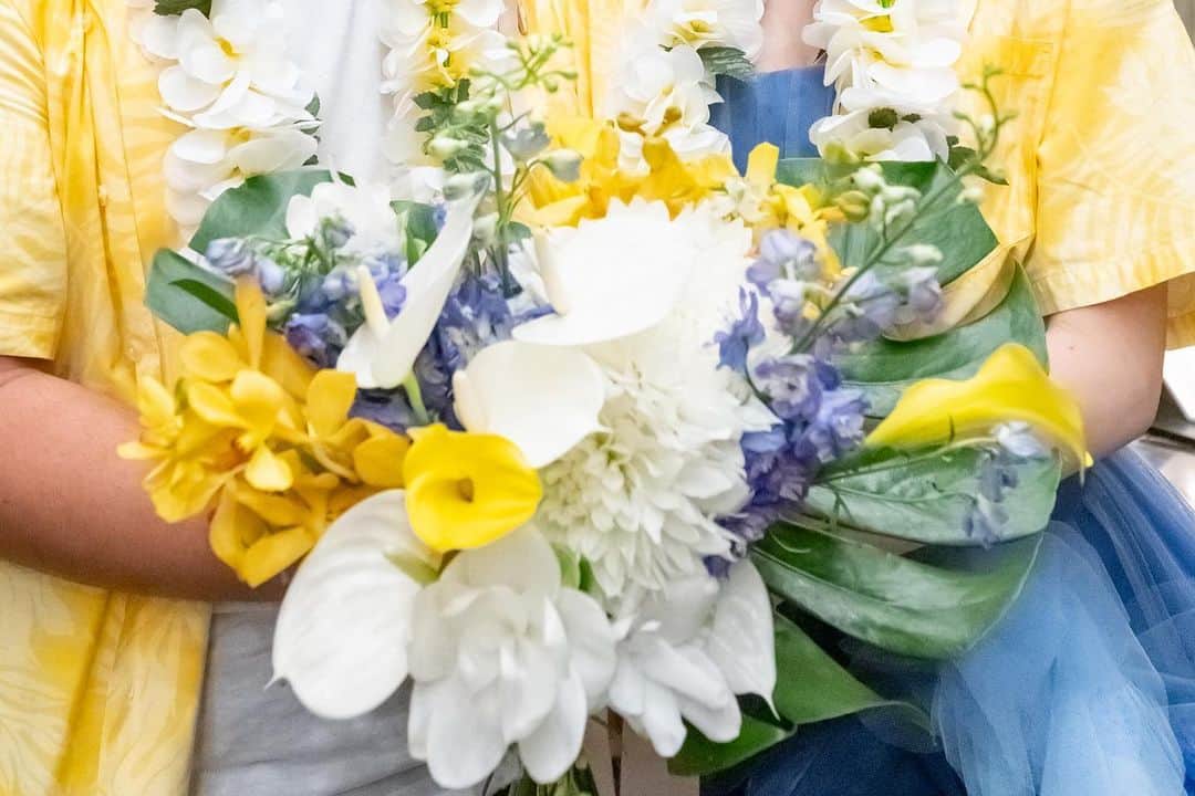 アートグレイスウエディングコースト大阪さんのインスタグラム写真 - (アートグレイスウエディングコースト大阪Instagram)「Thema wedding🌺  おふたりのテーマは 「ALOHA！！！」  アートグレイスウエディングコーストのロケーションを 最大に活かしたリゾートウエディング🌴 お色直し入場で新郎新婦はアロハシャツを ゲストの皆様そしてスタッフはお花のレイをつけて パーティー会場もおふたりのテーマに合わせてお色直し✨  アートグレイスウエディングコーストでは 世界で唯一無二、おふたりだけの オリジナルウエディングをプロデュースします🌻  ＿＿＿＿＿＿＿＿＿＿＿＿＿＿＿＿＿＿＿＿＿＿＿＿  ▼ブライダルフェアのご予約はTOPページURL もしくはDMより、ベストレート保証でご案内いたします  @art_grace_wedding_coast  ＿＿＿＿＿＿＿＿＿＿＿＿＿＿＿＿＿＿＿＿＿＿＿＿  #テーマウエディング#オリジナルウエディング #プリンセスウエディング#ウエディングフォト#結婚式 #アートグレイスウエディングコースト #アートグレイスウエディングコースト大阪#大阪結婚式場 #ゼクシィ#ハナユメ#プレ花#関西花嫁#結婚式写真#大阪花嫁 #ブライダルフェア#ブライダルフォト」11月4日 19時00分 - art_grace_wedding_coast