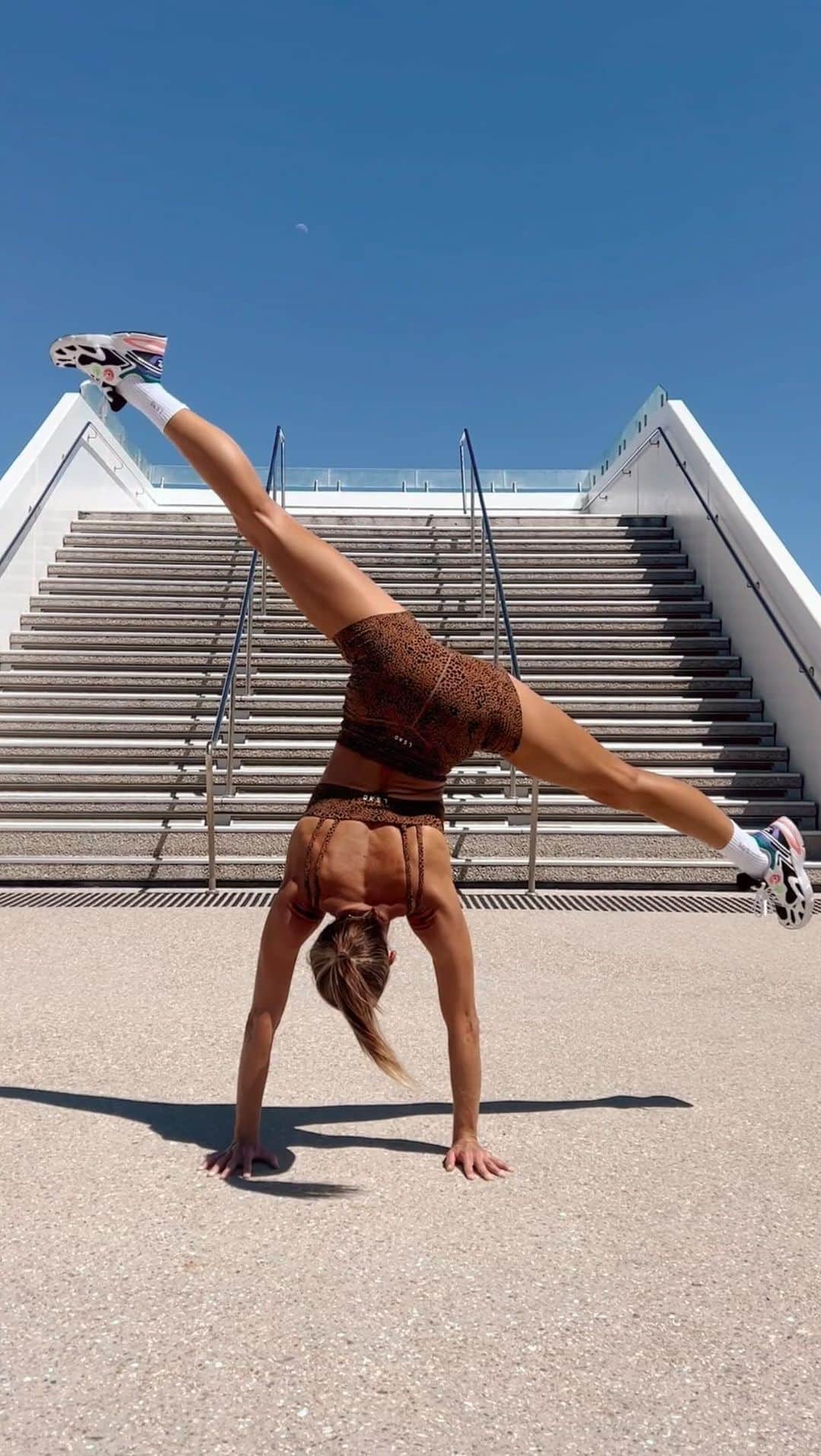 Amanda Biskのインスタグラム：「Life’s better upside down 🤸🏽 #handstand  If you’ve ever wanted to learn how to handstand on your own, I’ve got you! My ‘Get Your Handstand’ 4 part workshop on #freshbodyfitmind app has everything you need, in bite size, easy to follow steps 🙌🏼 Tutorials, tips, specific handstand strength building workouts & testing exercises to help you every step of the way…no matter what level you are starting at! 😊 Find it under ‘PROGRAMS’ ❤️‍🔥  Wearing: @lskd 🤎 AMANDA15 for 15% off!」