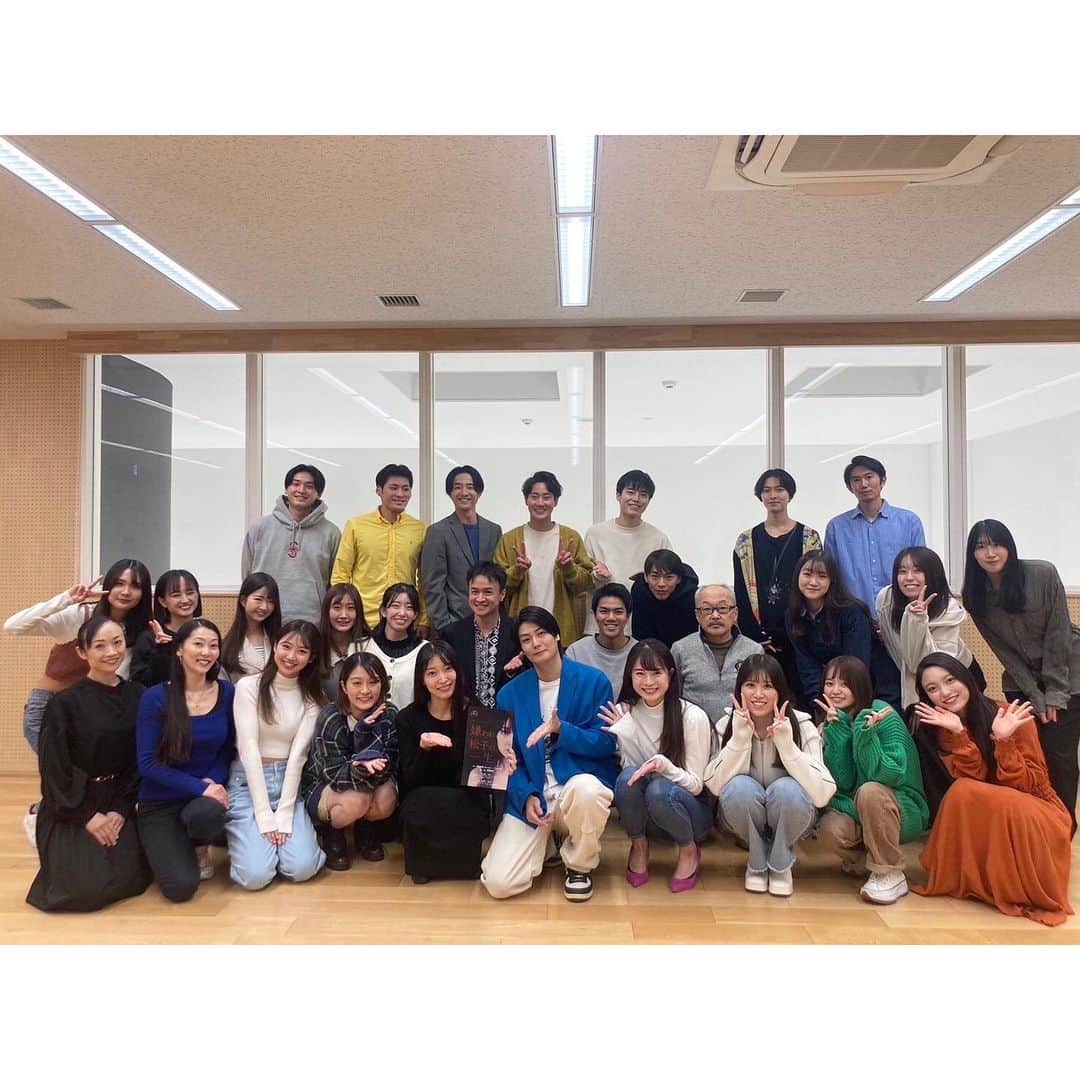 渡部純平さんのインスタグラム写真 - (渡部純平Instagram)「先日舞台の顔合わせと本読みがあり、稽古も本格的に始まりました。この座組でどんな舞台に仕上がるのか、キャストの皆さん、スタッフの皆さんと顔を合わせてより楽しみな気持ちが強くなりました。  どんな景色が広がっているのかどんな景色をお客様に届けられるのか。幕が上がるまでの約1ヶ月、役も自分もいろんな感情を味わって楽しみながらこの舞台に力を注ぎます。  ぜひ劇場にご覧に来てください。  “STRAYDOG” 30th Anniversary Produce 『嫌われ松子の一生』  原作：山田宗樹『嫌われ松子の一生』(幻冬舎文庫) 脚本・演出： 森岡利行  劇場：シアターグリーンBIG TREE THEATER  公演日程  日程 11月29日(水) 19時 11月30日(木) 19時 12月1日(金) 14時 Aチーム/19時 Bチーム 12月2日(土) 14時 Bチーム/19時 Aチーム 12月3日(日) 12時 Aチーム/16時 Bチーム   ※自分はシングルキャストなので全8公演出演します。  ◆チケットはプロフィールのリンクよりご予約できます🎫  #嫌われ松子の一生  #舞台 #芝居 #演劇 #渡部純平 #junpeiwatanabe」10月30日 21時31分 - junpei_wt7b