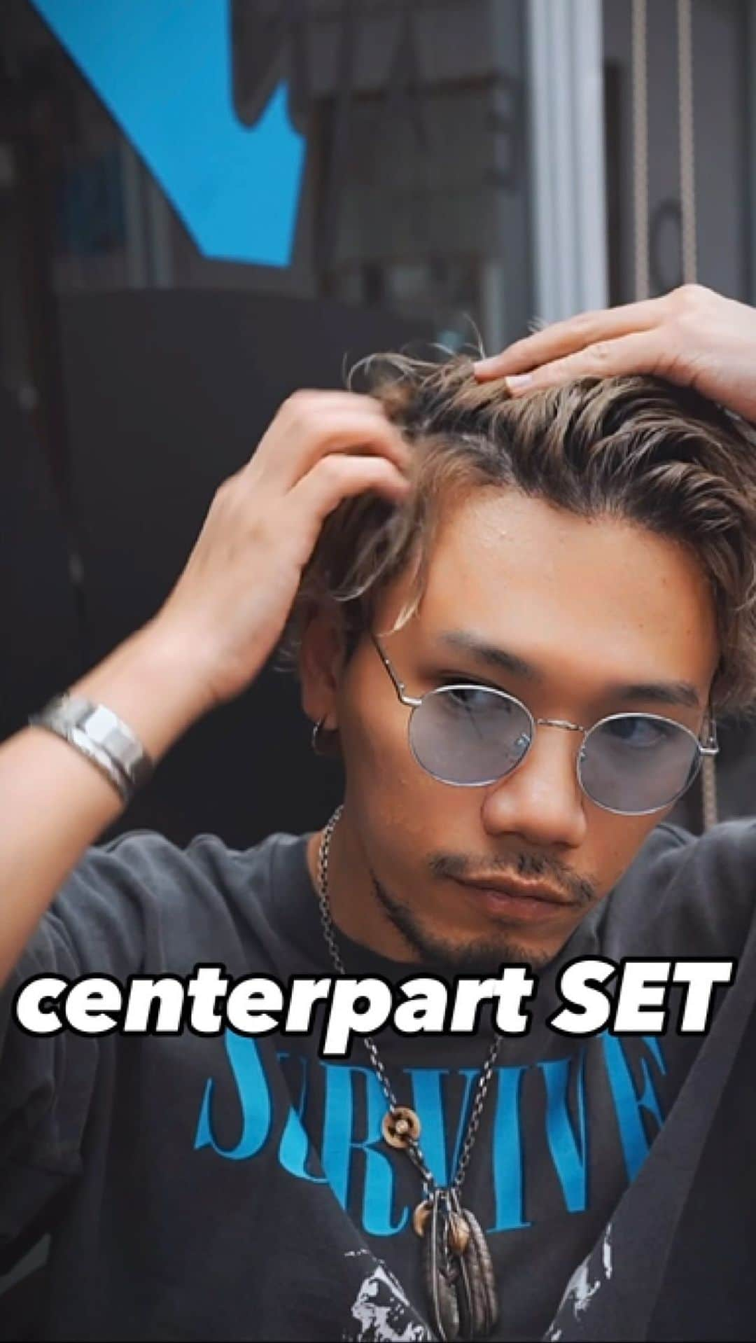 出井直助のインスタグラム：「. ✂️centerpart short movie🎥  霧吹きで髪の毛を湿らせたあとに、 シャインオーバー✖︎オーシャングリース を使ってセンターパートSET 仕上げにバリカタスプレー⚡️  #セントマイケル  #saintmichael #saintmxxxxxx #ゴローズ #gorós #goros #メンズヘア #メンズショート #メンズセンターパート」