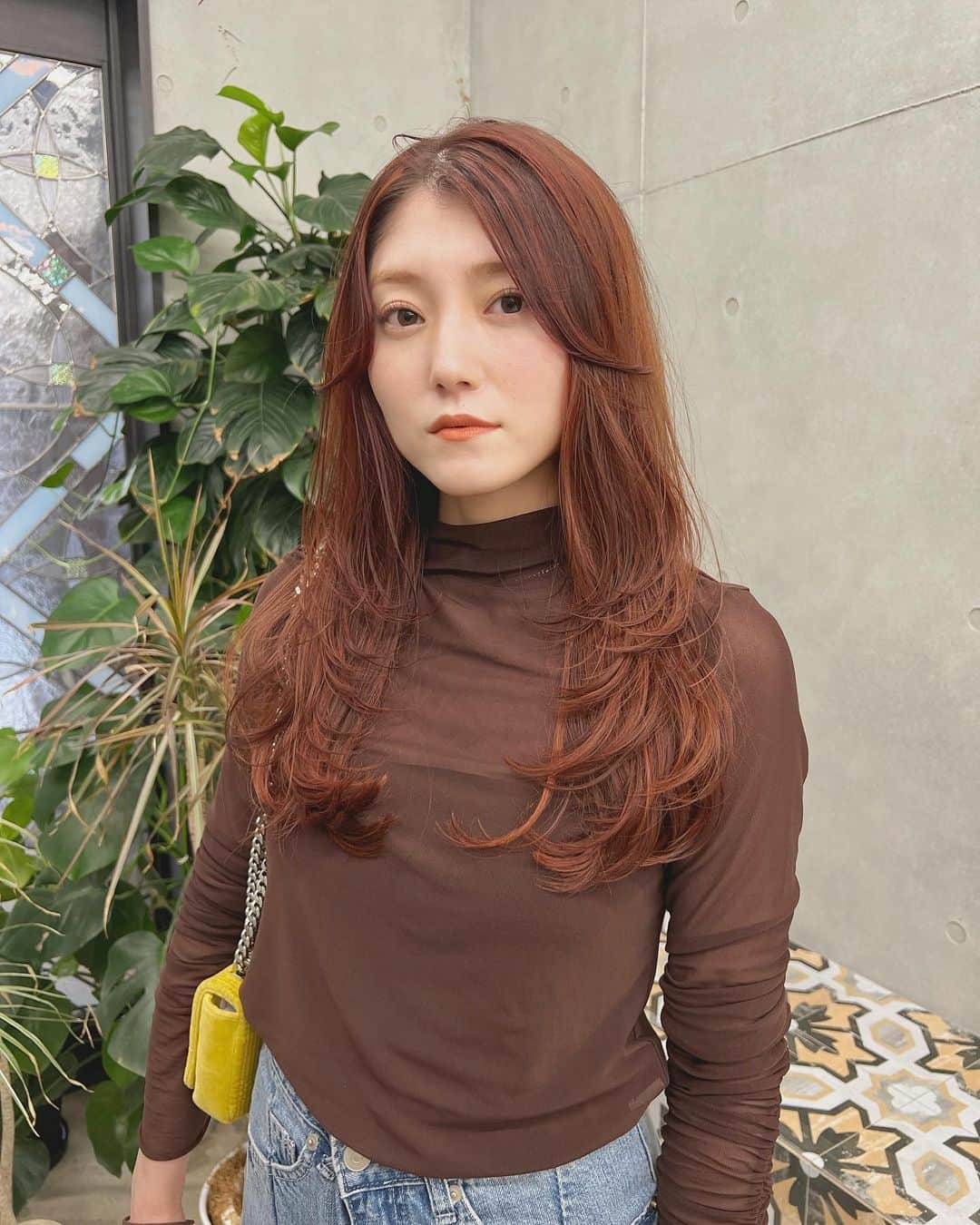 兼井遼のインスタグラム：「オレンジベージュ＊ レイヤーでかわいく 柔らかくほつれるヘア😌  ツヤのある 暗くても透明のある カラーならお任せください☺️  10月11月のご予約も まだまだお取りできます🙇🏻  ご質問などは コメントにてお問い合わせください！😌  #ケアカラー  #ヘアアレンジ  #ケアダブルカラー  #巻き方  #髪質改善カラー  #イルミナカラー  #ミルクティーベージュ #グレージュ  #ケアブリーチ  #ハイライトカラー  #ハイトーンカラー  #ブリーチ  #ダブルカラー   #インナーカラー  #オリーブアッシュ  #グラデーションカラー  #グレージュカラー  #ツヤトーン  #パーマ  #艶髪  #外国人風  #髪質改善トリートメント  #くびれヘア  #シースルーバング  #髪質改善  #ラベンダーグレージュ  #オリーブグレージュ  #トリートメント  #ヘアアクセサリー　#インナーハイライト」