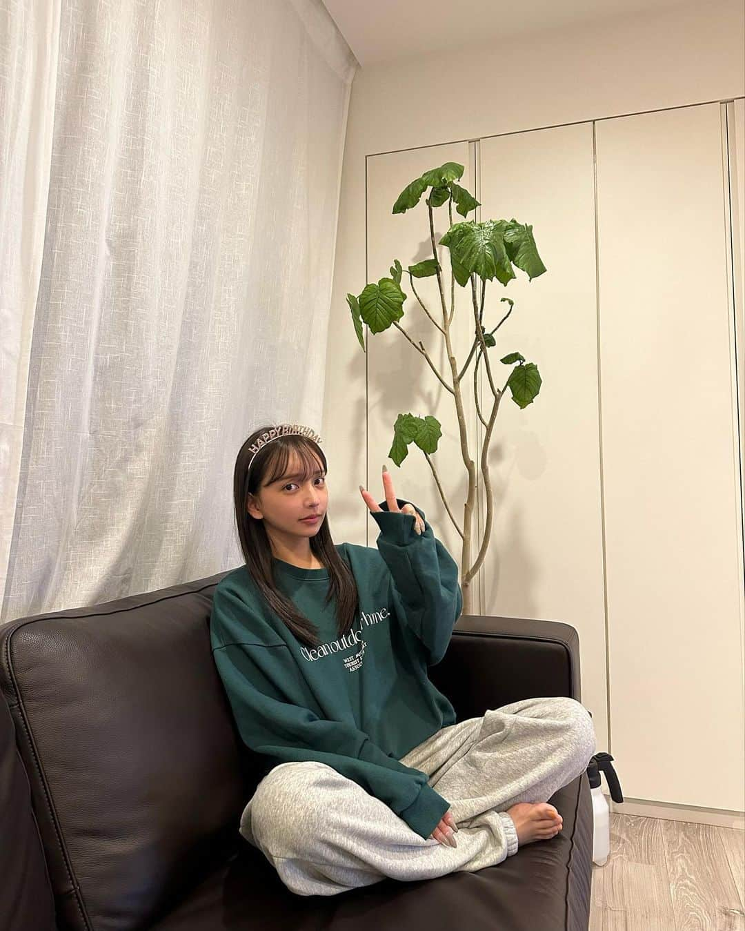 平尾優美花（ゆみちぃ）さんのインスタグラム写真 - (平尾優美花（ゆみちぃ）Instagram)「30歳を迎える直前のお風呂上がり🛁 お誕生日投稿のホテルでのカチューシャと同じなんだけどオンオフの差すごい🤣  と、BNeのチームのみなさんにお祝いしていただいたときの🎂 久しぶりにワイワイお酒飲みました🍷💕 可愛い空間つくってもらえて、女子会できて嬉しすぎた😭  24日から始めた、バースデーキャンペーンも本日までです。 通常：4620円が、2500円(送料無料の税込) というとんでもない安さです🔥  リピーターさんや気に入ってくれた方は、 通常３個：13,860円が、7000円(送料無料の税込)になるので買い溜めもおすすめです🫶🏻  今日の23:59までなので！ いそいでね🛁🤍🫧」10月30日 21時44分 - hirao_yumika