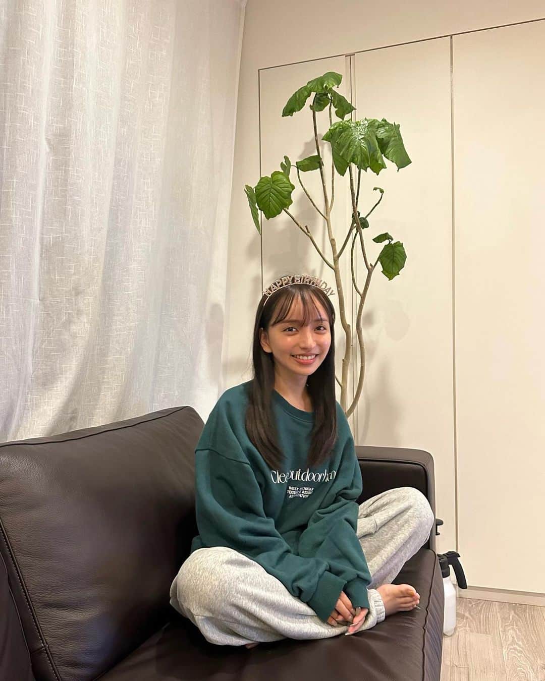 平尾優美花（ゆみちぃ）のインスタグラム：「30歳を迎える直前のお風呂上がり🛁 お誕生日投稿のホテルでのカチューシャと同じなんだけどオンオフの差すごい🤣  と、BNeのチームのみなさんにお祝いしていただいたときの🎂 久しぶりにワイワイお酒飲みました🍷💕 可愛い空間つくってもらえて、女子会できて嬉しすぎた😭  24日から始めた、バースデーキャンペーンも本日までです。 通常：4620円が、2500円(送料無料の税込) というとんでもない安さです🔥  リピーターさんや気に入ってくれた方は、 通常３個：13,860円が、7000円(送料無料の税込)になるので買い溜めもおすすめです🫶🏻  今日の23:59までなので！ いそいでね🛁🤍🫧」