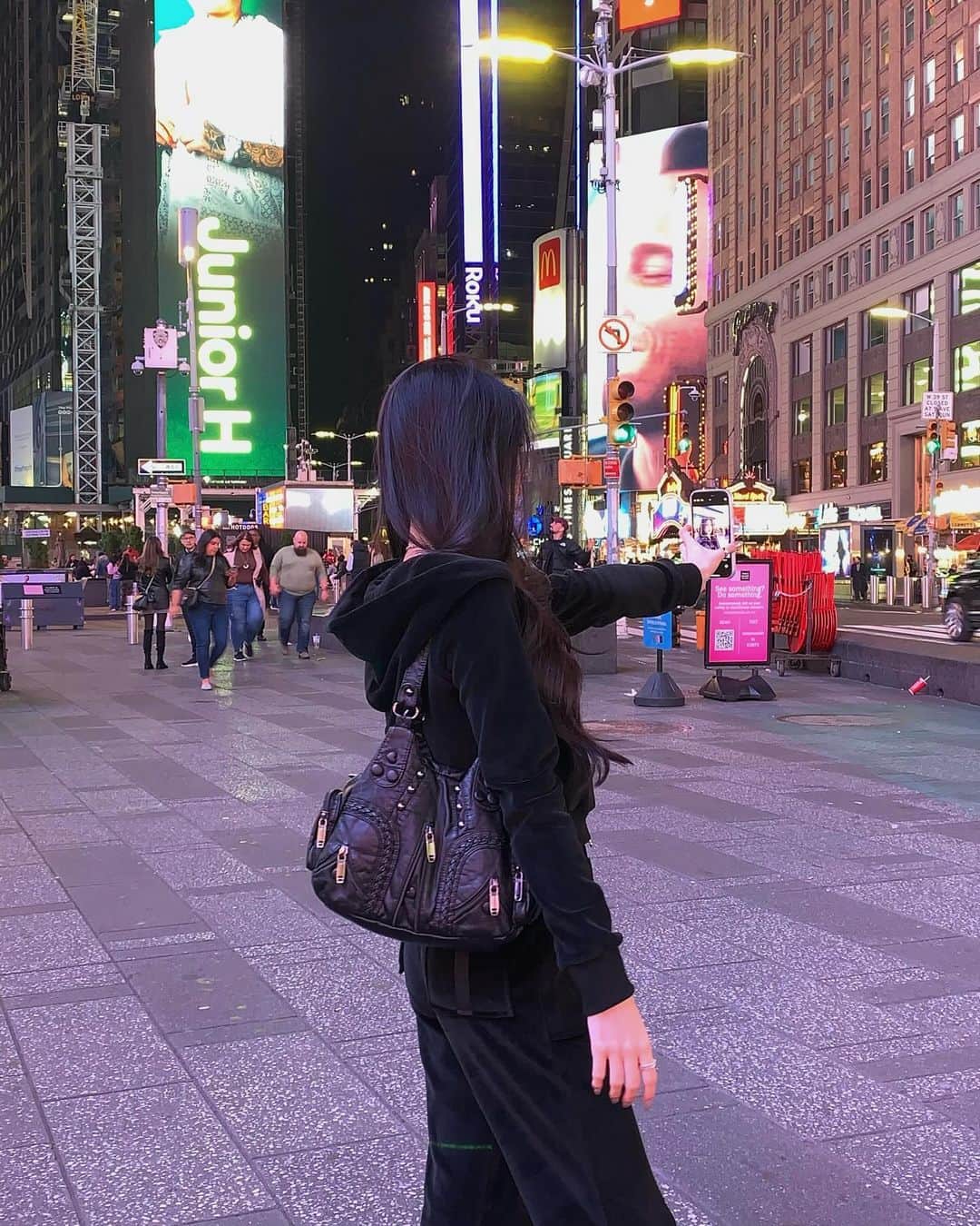 イ・ジスさんのインスタグラム写真 - (イ・ジスInstagram)「잊지 못할 짧은 뉴욕이었다.. 타임스퀘어의 밤거리, 호텔 앞 페레로로쉐맛 헤이즐넛 크런치 젤라또까지」10月30日 21時37分 - xxixuuu