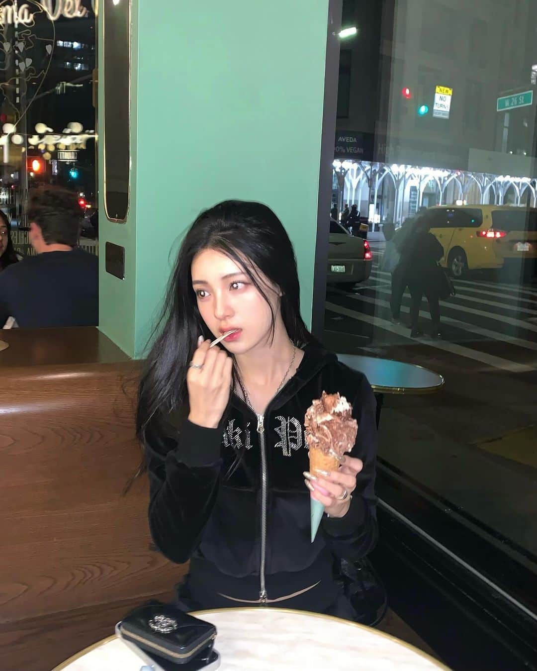 イ・ジスさんのインスタグラム写真 - (イ・ジスInstagram)「잊지 못할 짧은 뉴욕이었다.. 타임스퀘어의 밤거리, 호텔 앞 페레로로쉐맛 헤이즐넛 크런치 젤라또까지」10月30日 21時37分 - xxixuuu
