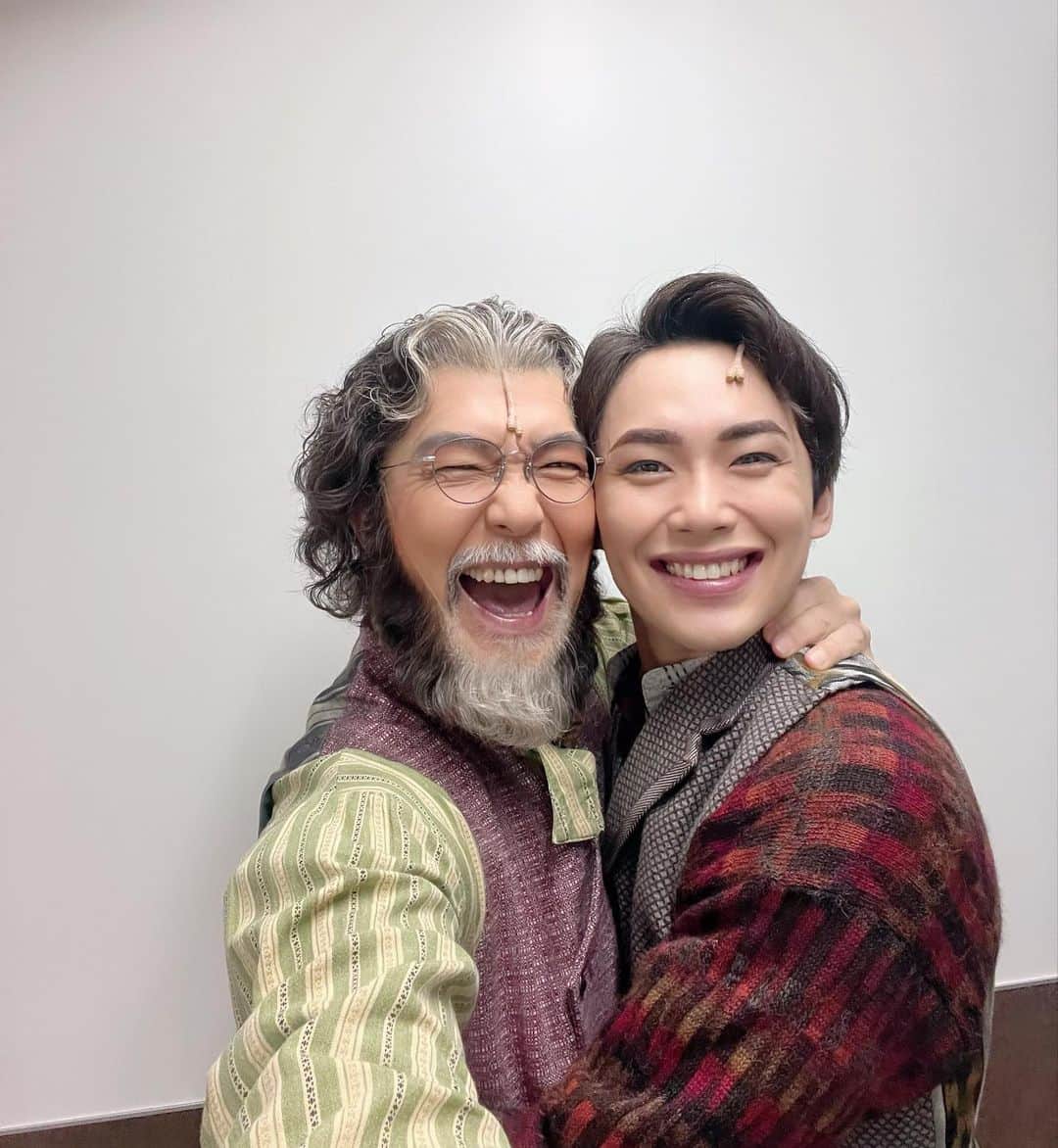 のインスタグラム：「#アナスタシア　大阪公演  あきよしディミトリの千穐楽でした  初演からこの3年間の成長が 本当に半端なかった、アキ  歌も芝居も骨太になって アキならではの、 ちょっと無鉄砲、でも優しさと男気のある ディミトリを作り上げたのではないかと  アキとの舞台上での 芝居のキャッチボールは 本当に財産になりましたー  有難うございました🙏 まるで息子のように可愛いアキでした  また、いつか一緒に出来る事を切に願って ✨✨✨  #内海啓貴  #大澄賢也 #anastasia」
