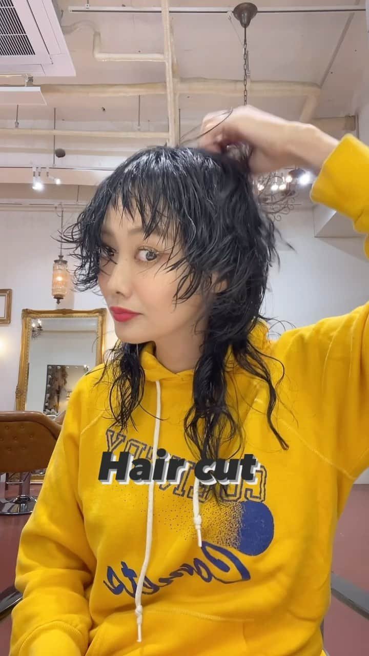 田中真奈美のインスタグラム：「お手入れヘアカット💓 . バランスを見ながらチョキチョキやっております🥰✂️ 整ったら気持ちが良い〜✨🎵 . 顔周りにミニボブを作りながらのウルフヘアーベースです💓長い部分をクリップで留めるだけでボブに変身出来ます✨✨✨ . 皆さんのカットは美容師さんにお任せくださいね🤭 . . . #福岡美容室 #天神美容室 #大名美容室 #福岡ママ」