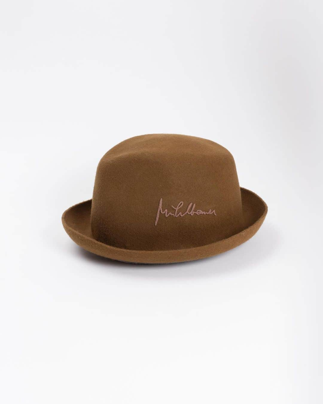 ミュールバウアーのインスタグラム：「AW 2023/24 collection CLOTH If you are familiar with our classic hat shapes you will already know the pork pie PRINZ BODO and the traveller DUKE FISHER. This season we upgraded them with an embroided signature on the side in the same colour as the felt. So, who wants an autograph?」