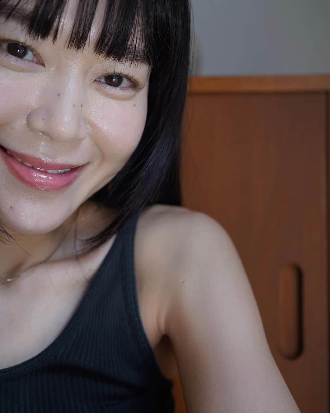 のインスタグラム：「. 毎日しっかりスキンケアをしていても突然起こる肌のゆらぎ⚡️ . 季節の変わり目 環境の変化 ホルモンの変化 食生活の乱れ 夜更かし(これはなかなかやめられない。笑) . などなど私はダイレクトに肌に現れてしまうタイプです🤦🏻‍♀️ . . そんな時は一旦普段のスキンケアをお休みして敏感肌向けのスキンケアにチェンジ！ 数日間様子を見ていい感じにケアできたらいつものスキンケアに戻すようにしています🌈 . . @cresc_jp は敏感肌に不足しがちなアシルセラミド*を配合した敏感肌のことを考えたシンプル処方。　 簡単2ステップでスキンケアが完結✨ *セラミドEOP(整肌成分) . . 【ジェリーコンディショナー (ジェリー状化粧液) 】 ぷるんとしたジェリー状の化粧水で肌の上にのせるとローションに変化。 さっぱりとしっとりの中間の使い心地ですっと肌に馴染んでくれます。 . . 【モイスチュア リッチミルク (クリーム状乳液)】 なめらかなテクスチャーで伸びがよくしっとりとした使い心地。 ベタつかないので朝のスキンケアにもおすすめです。 . . ゆらがない肌が一番の理想だけれどそうはいかないのが現実。 肌が敏感になっているかも？と感じた時はクレスクが心強い味方になってくれます🤝✨ . . . . #PR #クレスク #crescbyASTALIFT #きまぐれ敏感肌 #敏感肌 #乾燥肌 #ゆらぎ肌 #スキンケア」
