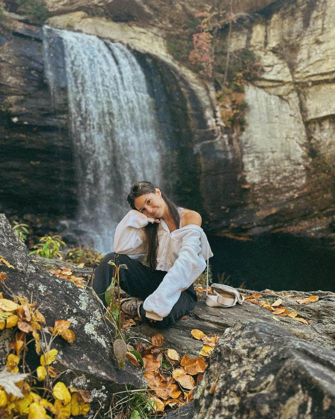 テイラー・アレシアのインスタグラム：「first waterfall I’ve ever seen!!」