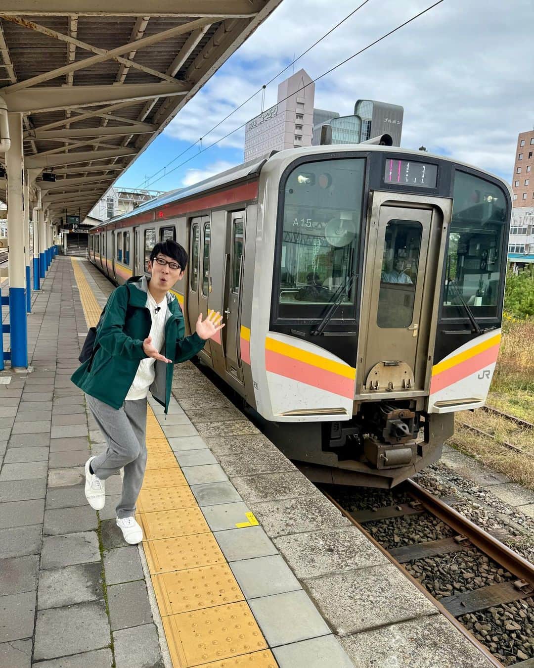 吉川正洋のインスタグラム：「今日は柏崎駅から新潟駅まで越後線の旅でした。とても味わい深い旅になりましたのでどうぞ放送をお楽しみに！  鉄道ひとり旅、ごきげんよう！！  #鉄道ひとり旅」