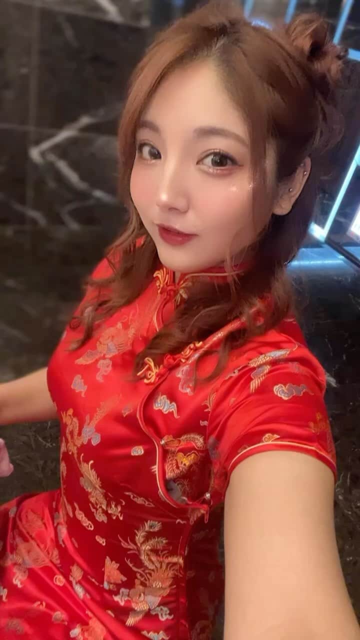 寒河江春紀のインスタグラム：「‪ꔛ‬♡‪ 出勤したよー！ 今日はとりあえずチャイナ！ 明日何着ようかなぁ🤔w  #バルセロナグループ #ピーアンドジェー #札幌 #すすきの #ススキノ #キャバクラ #キャバ嬢 #キャバクラ嬢 #ニュークラブ #ニュークラ #ニュークラ嬢 #キャバ #ラウンジ #ラウンジ嬢 #ガールズバー #ホステス #すすきのキャバクラ #すすきのキャバ嬢 #すすきのグルメ #札幌旅行 #美人 #美女 #可愛い #可愛い女の子 #銀座 #六本木 #北新地 #錦 #中洲 #オタク」