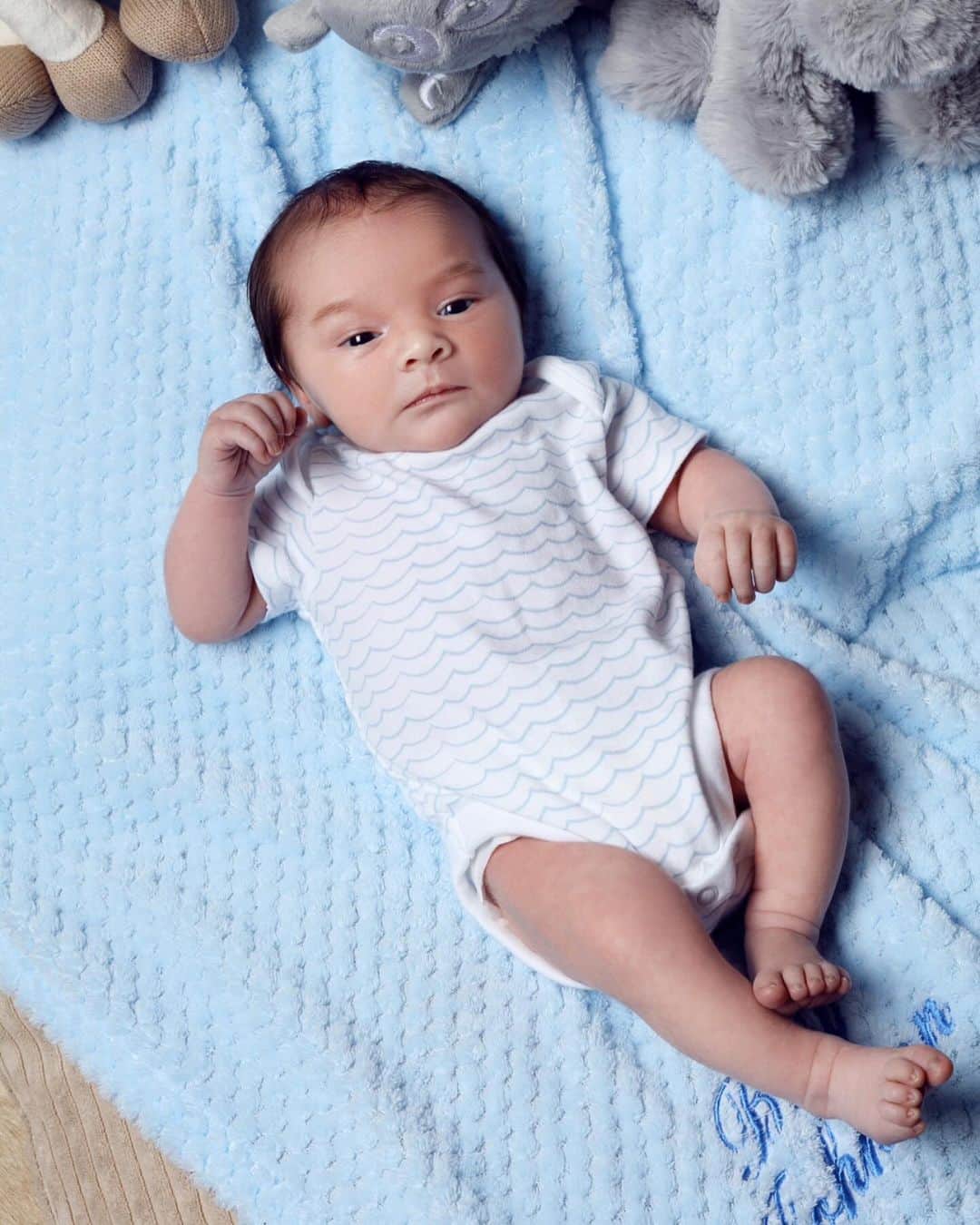 マーニー・シンプソンのインスタグラム：「HAPPY BIRTHDAY MY BEAUTIFUL BOY 🖤  How are you 4 already 🥺 the time has gone so fast but watching you grow each year is honestly one of the most magical experiences and I feel so lucky  to be your mummy, I’m so incredibly proud of you Rox! You’re amazing, funny, outgoing and a big bundle of joyful energy! You light up the room with your infectious smile! Your destine for great things my boy and I promise you mummy and daddy will always be your biggest supporters. I love you with all my heart ❤️」
