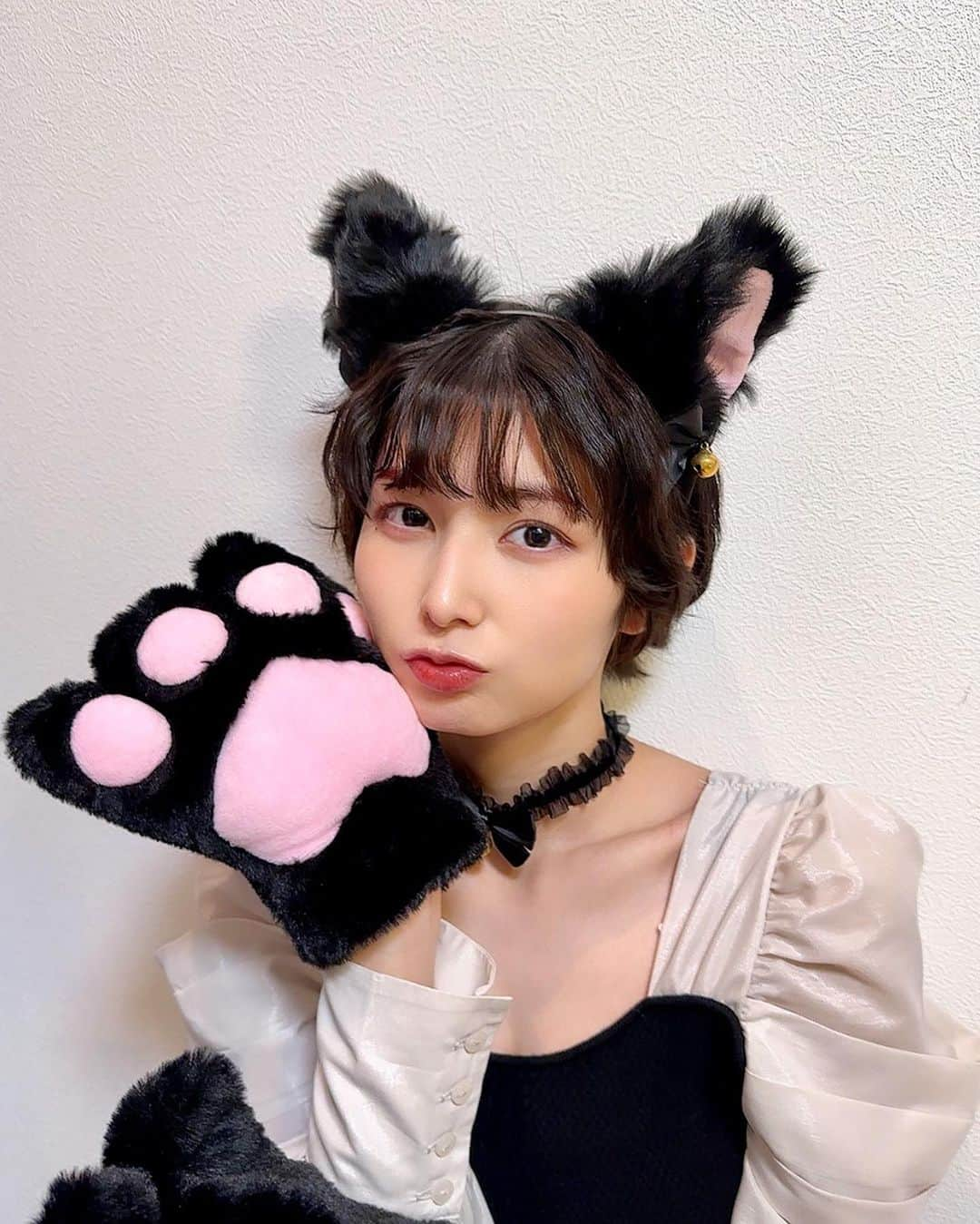 大島璃乃のインスタグラム：「写真もたくさん撮ったから 載せるよ~ん🎃👻🐈‍⬛❤️🪄  何枚目がすき〜？？？  #ハロウィン #ハロウィンコスプレ #ハロウィン仮装  #ハロウィンメイク #コスプレ #コスプレ女子 #仮装  #ハロウィン🎃 #黒猫 #黒猫好き #猫コスプレ #猫  #ショートヘア #ショートヘアアレンジ #ショートヘア女子  #ウェーブ巻き #メイク  #halloween #halloweenmakeup #halloweencostume  #cat #catcostume #makeup #shorthair #shorthairstyle  #japanesegirl #japan」