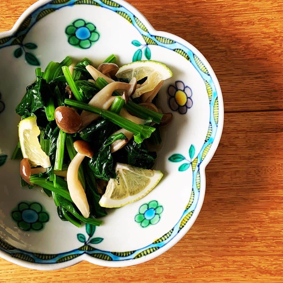 志摩有子さんのインスタグラム写真 - (志摩有子Instagram)「副菜はほうれん草としめじのだし浸しにかぼすを搾って爽やかに。薄切りも入れちゃう。甘辛味のおかずがさっぱり食べられる。  #秋の和食」10月30日 21時53分 - ariko418