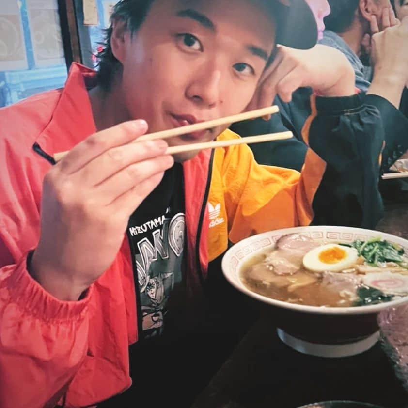 カンタさんのインスタグラム写真 - (カンタInstagram)「ランニングがてら顔出したのに、創造と破壊だっていってラーメン食べてた。  たまにはそんな夜もいいかも。  これこそ自由だ！！  みんなも自由にいきいきしてて最高だったな、」10月30日 21時53分 - kanta199404