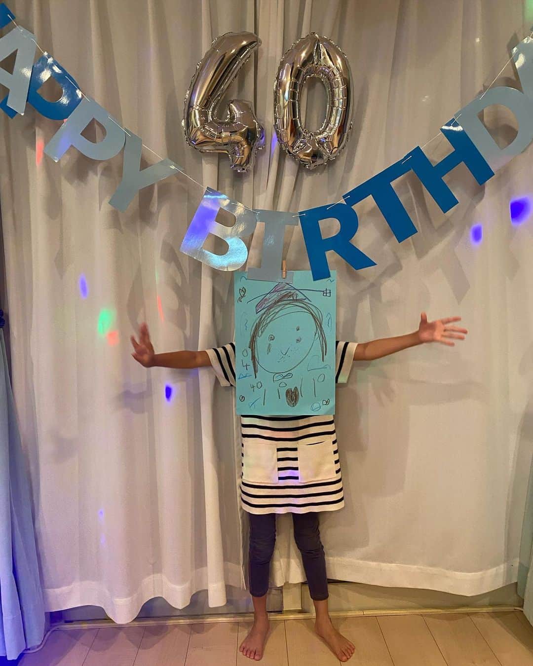 山口愛実のインスタグラム：「パパの40歳のお誕生日🎂  当日食べたい物のリクエストを聞くとステーキとマッシュルームサラダにきのこパスタと なので朝イチにお肉屋産に行ってA5黒毛和牛を購入！ 私はダイエット中なのでチキングリルにバルサミコソースでディナー🍽 いつも付け合わせに作る人参グラッセは茹でた人参を溶けたバターと砂糖で軽く和えるだけだったんですがホテルオークラのHPにあった人参グラッセの作り方まんまでやったらめっちゃくちゃ美味しかったです  もちろんお肉も！パパのステーキ1口貰ったらとろけた🥺  数日前プレゼントはどうしようかと娘に相談するとパパにピニャータでパンチパンチして欲しいと言うので、じゃあ作ろうとなりユニ子と2人で風船に新聞紙をペタペタして3日かけて制作しました、しかししっかり作り過ぎてなかなか叩いても破けず結局ハサミで穴をあけることに💦 中にはペタルをたくさん仕込んどいたので舞い散る瞬間はめっちゃ綺麗✨✨  パパも娘も楽しんでくれて手作りバースデー大成功❣️  気まぐれな性格で目の前にいるのにパパの話を全く無視してしまったり、かと思ったら脈略もなく抱きついてみたりほんと私のパートナーで居るのは疲れるだろうなと思うのですが、ケンカしてもういい別れるって私が言うとすぐ「はいはい絶対、離婚はしません」って毎回すかさず言ってくれてもう私に慣れてるというか理解してくれて上手く流してくれるのはこの人だけなんだろうなと思います🤍 広い心で私の夫を深い愛情で娘の良き父であってくれてありがとう」