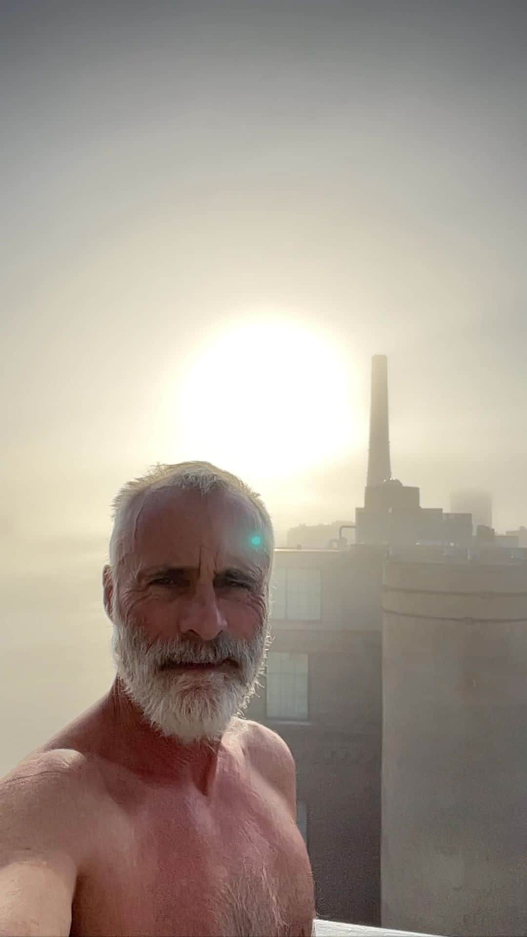 ティモシー・V・マーフィーのインスタグラム：「The Foggy Dew in Savannah after my run along the waterfront...wrapped on The Fabulous Four movie yesterday with @susansarandon @bettemidler @thesherylleeralph @meganomullally @officialbrucegreenwood @moorehousejocelyn ...back to LA tomorrow...can't wait to see the family for Halloween ☘️☘️☘️👻👻👻」