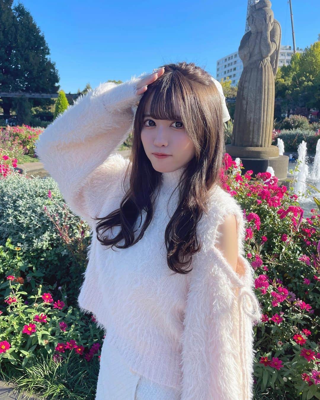 のインスタグラム：「山下公園のバラ園たくさん咲いてて綺麗だった🌹♡ お互いに持ってたトップスをお揃いで着たら、合わせ方も一緒すぎてたまたまシミラールックになった」