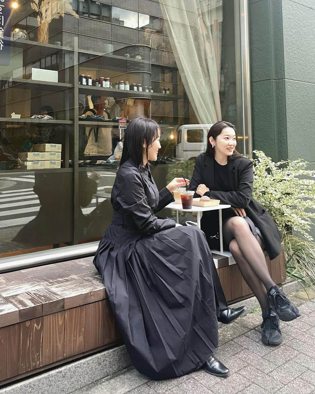 mina hinokuchiのインスタグラム：「. 福岡から友達が遊びに来てた休日☕️  朝からサウナへ行って 日本橋へ移動してカフェと展示へ🖼️  早めからビールで乾杯な最高なお休みでした🍺  この日は @chico__official___ オーバージャケット。 お気に入りすぎて、グレーも2色買い。 完売していたお店もありましたが今週最後の再入荷。 週末は新作もたくさんです♪  . #Chico #チコ #SalonbyChico #日本橋 #日本橋カフェ #日本橋三井ホール  #immersivemuseum #ポスト印象派 #サウナス #saunas #neutralcase #craftbeerfestsetagaya #肉ナリ焼クナリ」