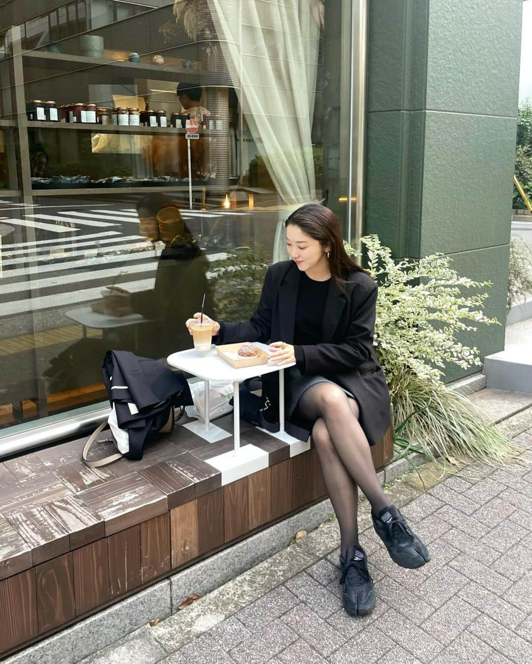 mina hinokuchiさんのインスタグラム写真 - (mina hinokuchiInstagram)「. 福岡から友達が遊びに来てた休日☕️  朝からサウナへ行って 日本橋へ移動してカフェと展示へ🖼️  早めからビールで乾杯な最高なお休みでした🍺  この日は @chico__official___ オーバージャケット。 お気に入りすぎて、グレーも2色買い。 完売していたお店もありましたが今週最後の再入荷。 週末は新作もたくさんです♪  . #Chico #チコ #SalonbyChico #日本橋 #日本橋カフェ #日本橋三井ホール  #immersivemuseum #ポスト印象派 #サウナス #saunas #neutralcase #craftbeerfestsetagaya #肉ナリ焼クナリ」10月30日 21時48分 - miiinah