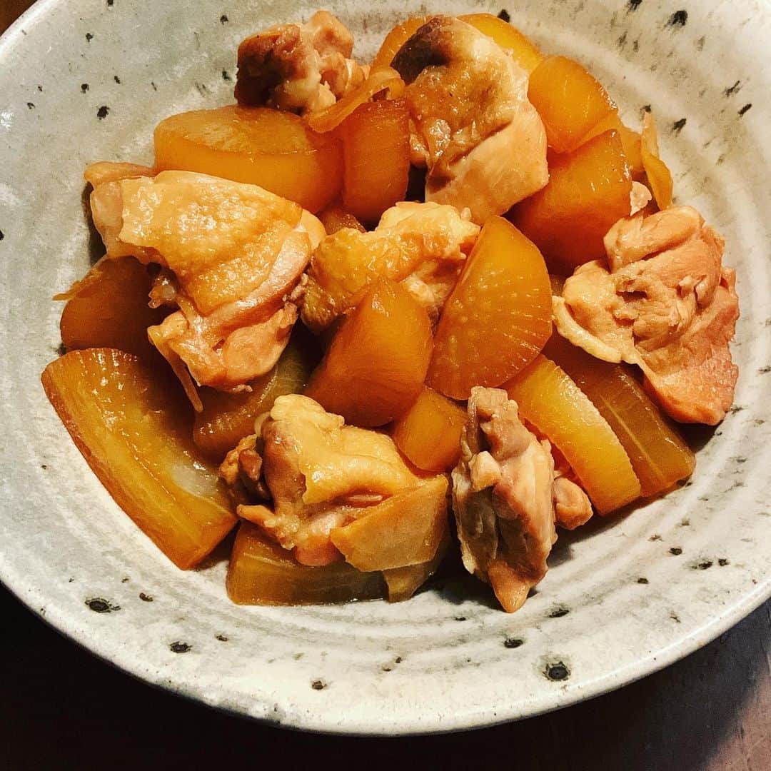 のインスタグラム：「鶏と大根のこっくり煮込み。しみしみ〜。 鶏モモ肉は一度香ばしく焼くことで深みが出るような気がする。大根は下ゆでせず、直煮に。醤油をたくさん使わなくても大根の甘さが沁みる。  #しみしみ」