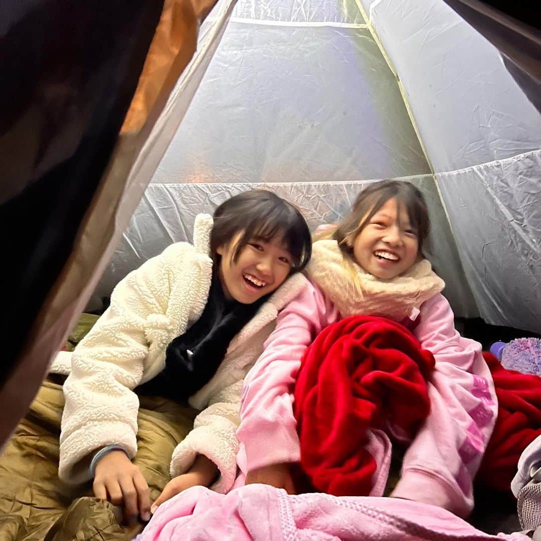 西山美希子さんのインスタグラム写真 - (西山美希子Instagram)「息子のヨットスクールの合宿がありました。ヨットはもちろん釣り、海の救助体験、SDGsのお勉強と盛りだくさん海について学びました。夜は自分たちでテントを建てて、今年も息子たちはなぜか斜面に立てて、寝ながら滑って夜中に何度も起きたらしい…ママパパは料理係。ワタシも果てしない数の唐揚げを揚げて、朝も早起きして厨房に集合しました。親子レースは息子とテツが優勝🏆よかったネ！海好きの息子がヨットに出逢えてよかったなぁ✨」10月30日 21時48分 - mariaclove