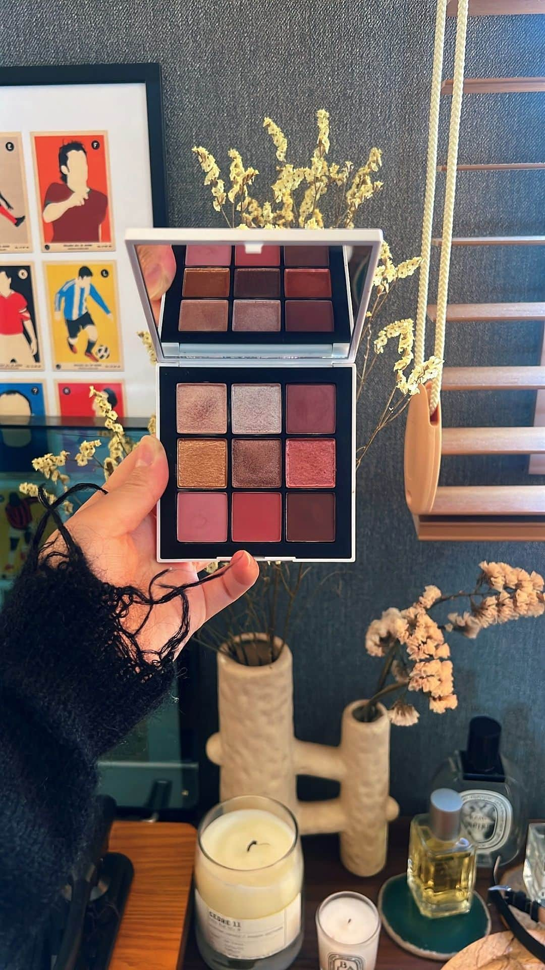 とみいのインスタグラム：「． 今年のholidaycollectionもかんわぁ🎄 @narscosmeticsjapan  @narsissist   ピンクメイクはもちろんすきだけど 今度ブラウンメイクしてみよ🤎  NARS/エンドレスナイツ アイシャドーパレット  オーガズムアフターグローリップスティックミニ リキッドブラッシュデュオ  #nars #秋コスメ #秋メイク #冬コスメ #冬メイク #PR」