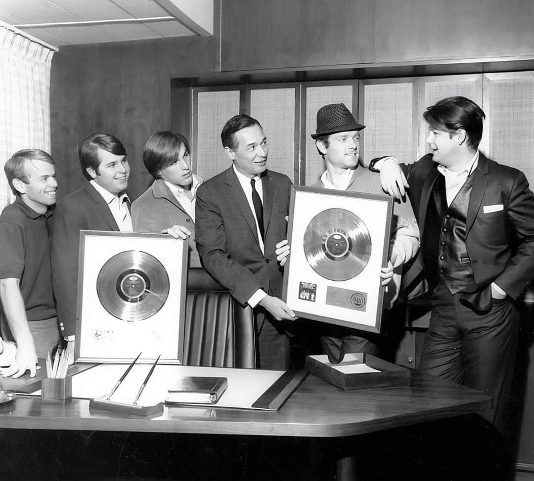 ブライアン・ウィルソンのインスタグラム：「The 'Boys receive another Gold record award – this one for 1964s The Beach Boys Concert album.  #1964 @thebeachboys #goldrecord」
