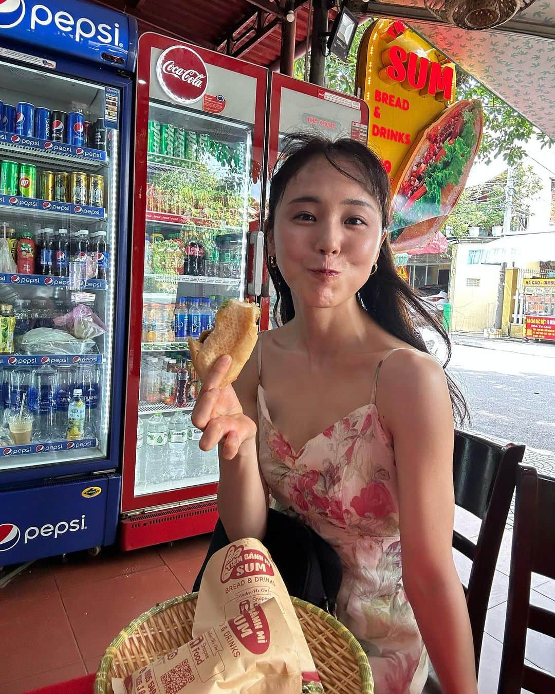 りーまるのインスタグラム：「\\ホイアングルメ３選2023年最新🇻🇳//  ①【バインミー📍Bánh Mì Sum】 149 Trần Hưng Đạo, Phường Cẩm Phổ, Hội An 予算ひとり350円くらい  観光客ではなく地元民からの支持されてる 本格派のバインミー屋台！ パンはその場で焼いてくれ、中のお肉もジューシー！ ミックスとチキンの2種食べたけど、 私はチキンがすきだった❤️！  ②【夜景がきれいなレストラン 📍@madamekieu.restaurant 】 43 Nguyễn Phúc Chu, An Hội, Hội An, 予算ひとり3000円くらい  ベトナムでは少し高めの設定ですが 店も綺麗で、生演奏もあり！✨ facebookで事前予約できるので 二階のテラス席予約をおすすめ！ ランタンの流れる川の夜景を眺めながらの夕食は 素敵でした♡  ③【フォーが有名なお店📍Pho xua】 35 Phan Chu Trinh, Phường Minh An, Hội An 予算ひとり800円　  フォーが美味しいと行きましたが、 全てが美味しくて二回もいきました🤣❤️  ホワイトローズ、ブンボーフエ、バインセオ、 何でも美味しいです🥹❤️  #りーまるグルメ #ホイアン情報  #ホイアングルメ  #ホイアン旅行  ・ ・ ・  #母娘旅  #ホイアン旧市街  #ホイアン旅行記  #ホイアン旧市街  #ベトナム旅行 #ベトナム旅行記  ・ ・ -————————————— 【11月の撮影依頼お待ちしてます📷】 DMにてよろしくお願いします🤲 ※動画スチール共にOKです◎ ※実績はプロフィールよりご確認ください ———————————————— #フリーモデル東京 #女性モデル#３０代モデル#フリーランスモデル東京#りーまる旅#旅好きさんと繋がりたい #海外旅行が好き#ホイアン旅#hoiantrip #hoianfood#ベトナム料理大好き #ベトナムグルメ#ベトナム観光 #ベトナムフォー #ベトナム好き #vietnamfoodie」