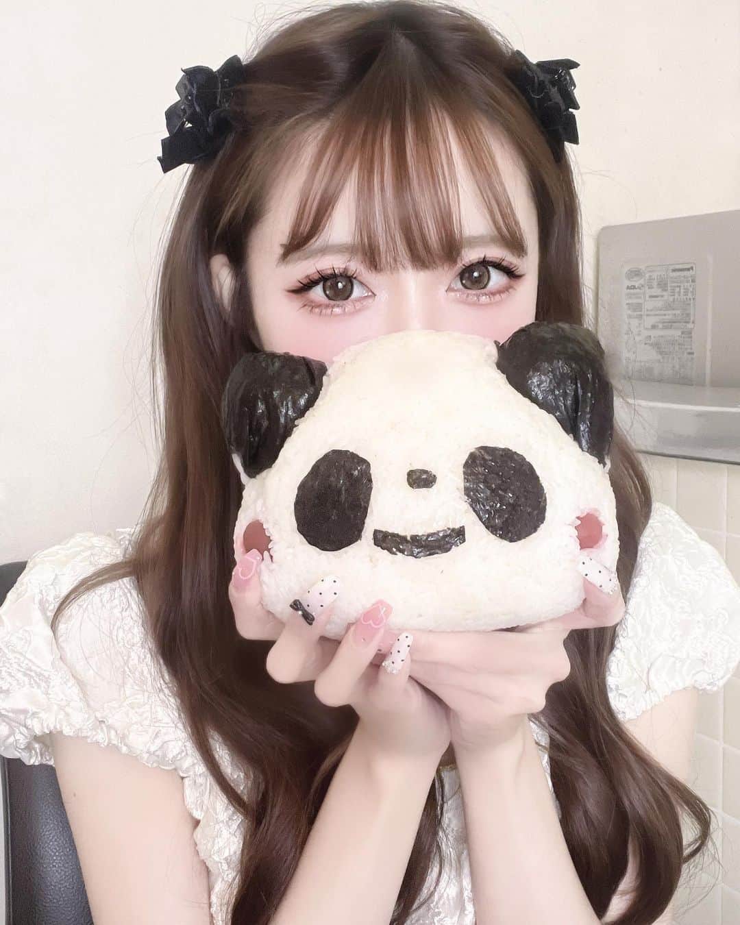 あやちゃんさんのインスタグラム写真 - (あやちゃんInstagram)「1キロおにぎり‼️🍙🐼🖤 めっちゃでっかいおにぎり見つけて思わず買っちゃった🤣 具材4つも入ってたよ🤣🤣 今度食べるTiktokライブしよかな💭❤︎  #おにぎり #パンダおにぎり #おにぎり屋 #パンダ #チャイナ服  #チャイナ服コスプレ #チャイナ服コーデ #コスプレ #浅草グルメ  #メガ盛り #大食い女子 #浅草食べ歩き #japanesefood #japanesegirl」10月30日 21時51分 - aya.you.love.r