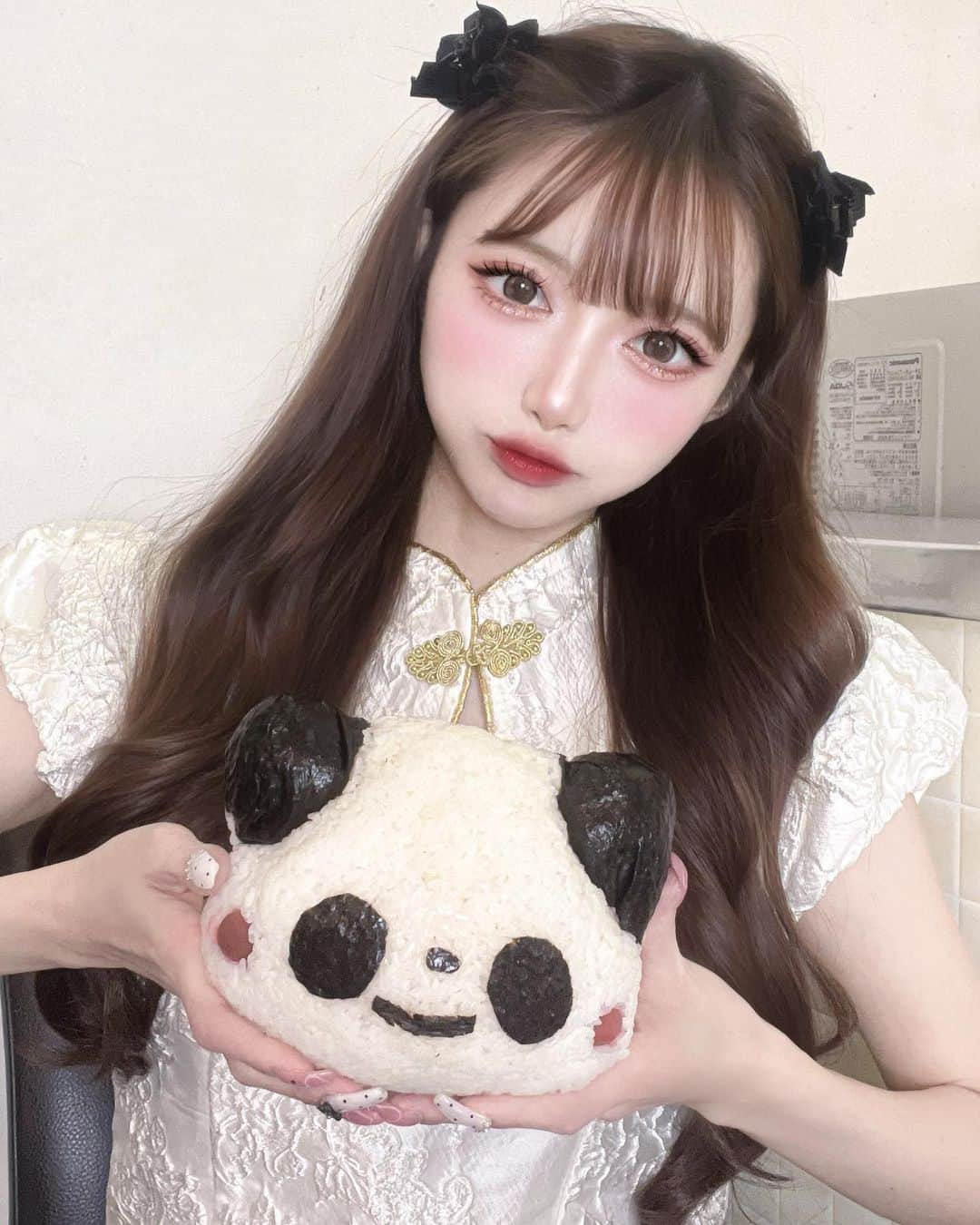 あやちゃんさんのインスタグラム写真 - (あやちゃんInstagram)「1キロおにぎり‼️🍙🐼🖤 めっちゃでっかいおにぎり見つけて思わず買っちゃった🤣 具材4つも入ってたよ🤣🤣 今度食べるTiktokライブしよかな💭❤︎  #おにぎり #パンダおにぎり #おにぎり屋 #パンダ #チャイナ服  #チャイナ服コスプレ #チャイナ服コーデ #コスプレ #浅草グルメ  #メガ盛り #大食い女子 #浅草食べ歩き #japanesefood #japanesegirl」10月30日 21時51分 - aya.you.love.r