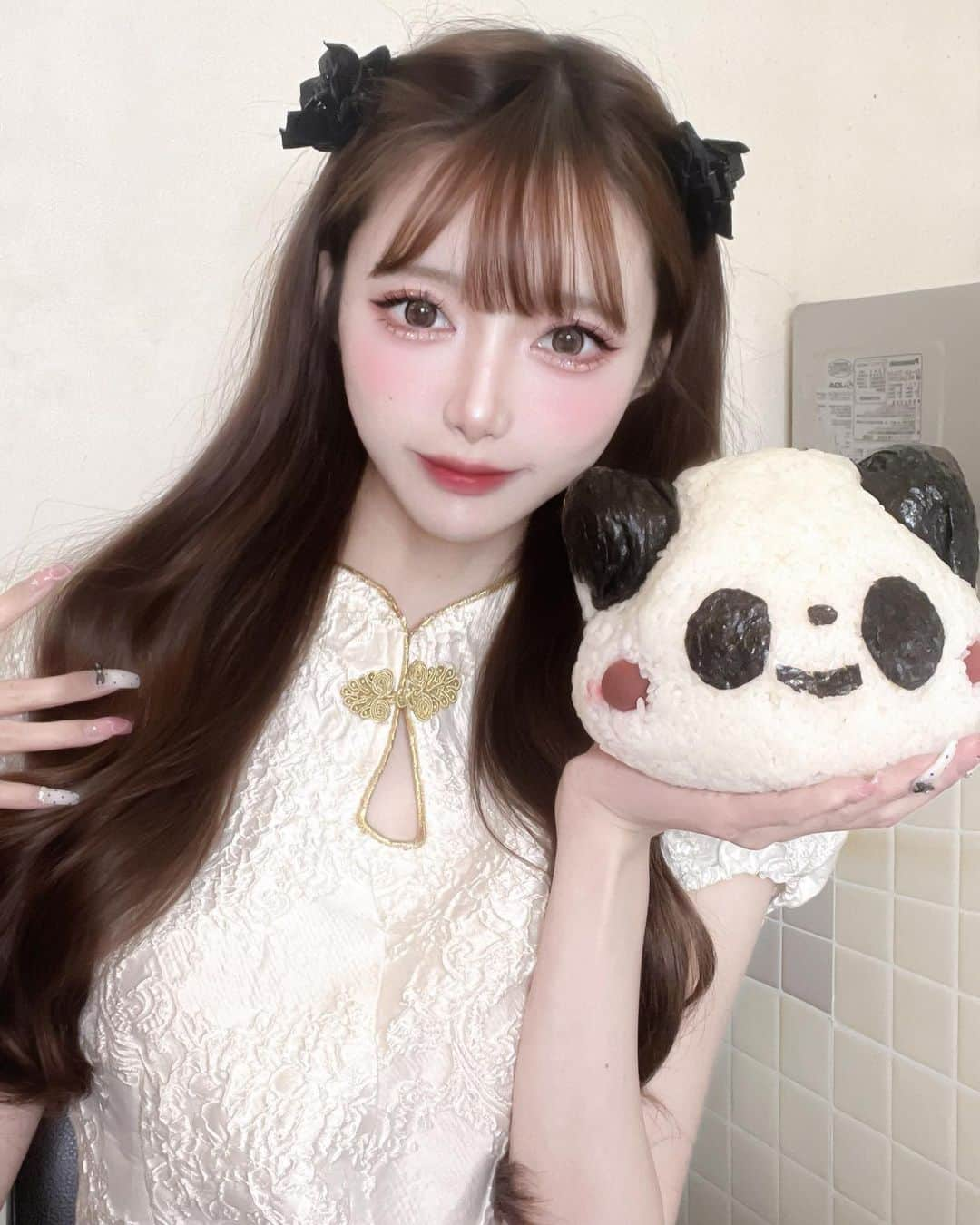 あやちゃんさんのインスタグラム写真 - (あやちゃんInstagram)「1キロおにぎり‼️🍙🐼🖤 めっちゃでっかいおにぎり見つけて思わず買っちゃった🤣 具材4つも入ってたよ🤣🤣 今度食べるTiktokライブしよかな💭❤︎  #おにぎり #パンダおにぎり #おにぎり屋 #パンダ #チャイナ服  #チャイナ服コスプレ #チャイナ服コーデ #コスプレ #浅草グルメ  #メガ盛り #大食い女子 #浅草食べ歩き #japanesefood #japanesegirl」10月30日 21時51分 - aya.you.love.r