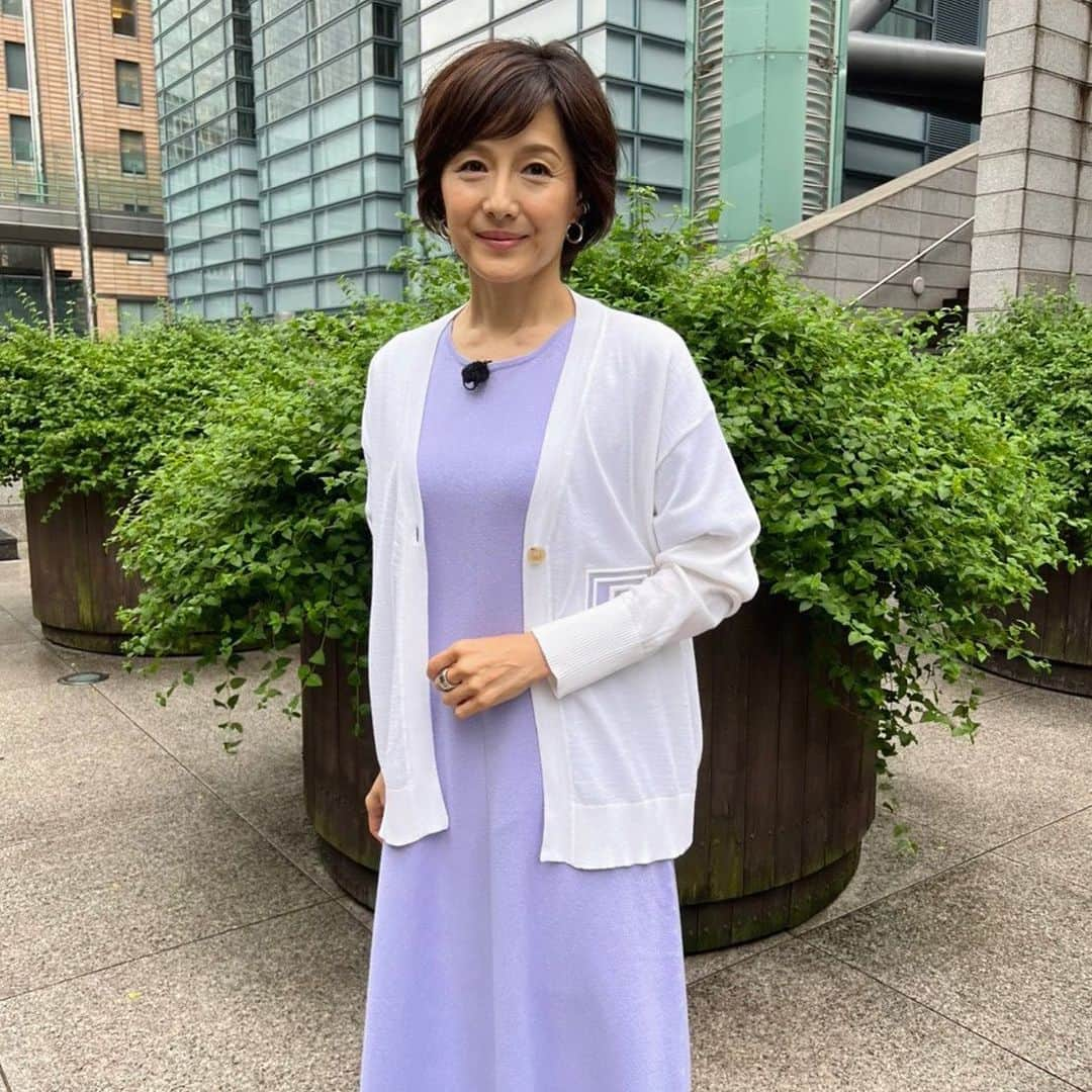 水野真紀さんのインスタグラム写真 - (水野真紀Instagram)「昨夜、日本テレビにて放送された『行列のできる相談所』（21時00分～21時54分 ）のロケ部分にて着用した衣装です。 来日LIVE期間は、リハーサルに移動に本番に慌ただしくしておられるカルロス😍😭 そんなこんなで、ワタクシがカルロス代理でロケに行くことになりましたの。カルロスのためならエンヤコラ🔥 スタジオで生カルに会えなかったのが残念度1000%😭💦  ◎すみれ色ワンピース、カーディガン 　FABIANA  FILIPPI  (#ファビアナフィリッピ/ アオイ  03-3239-0341) ◎アクセサリー 　#ABISTE(#アビステ/03-3401-7124) #カルロス・トシキ #行列の出来る相談所」10月30日 21時52分 - maki_mizuno_official