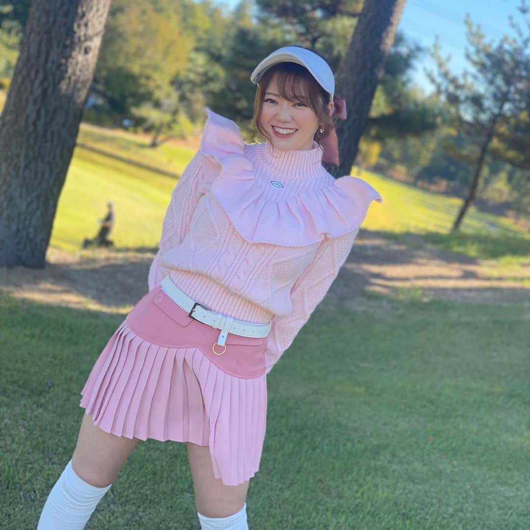 山岸楓さんのインスタグラム写真 - (山岸楓Instagram)「2日連続 ゴルフ終わりました⛳️  ドライバーの調子が良くて 2日間とも初めましての方ばかりの中 優しい人たちに囲まれてコースを回りました😌  女子全員可愛い @j.jane_japan  さん のウェア着て 他のコース回ってる子達 遠くから見ても華やかで凄かったな～🤍  #ゴルフウェアレディース #韓国ゴルフウェア」10月30日 22時01分 - 01nkae_____eden07