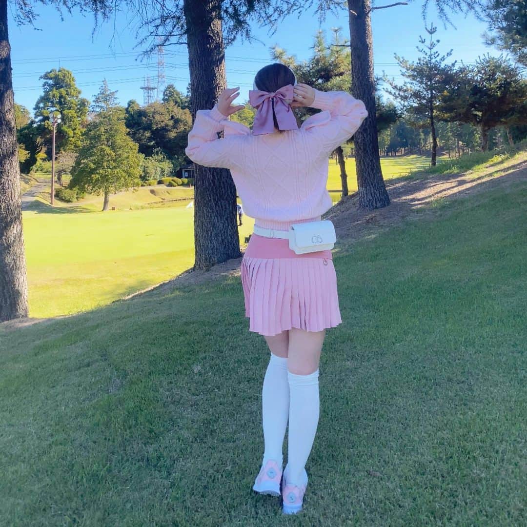 山岸楓さんのインスタグラム写真 - (山岸楓Instagram)「2日連続 ゴルフ終わりました⛳️  ドライバーの調子が良くて 2日間とも初めましての方ばかりの中 優しい人たちに囲まれてコースを回りました😌  女子全員可愛い @j.jane_japan  さん のウェア着て 他のコース回ってる子達 遠くから見ても華やかで凄かったな～🤍  #ゴルフウェアレディース #韓国ゴルフウェア」10月30日 22時01分 - 01nkae_____eden07