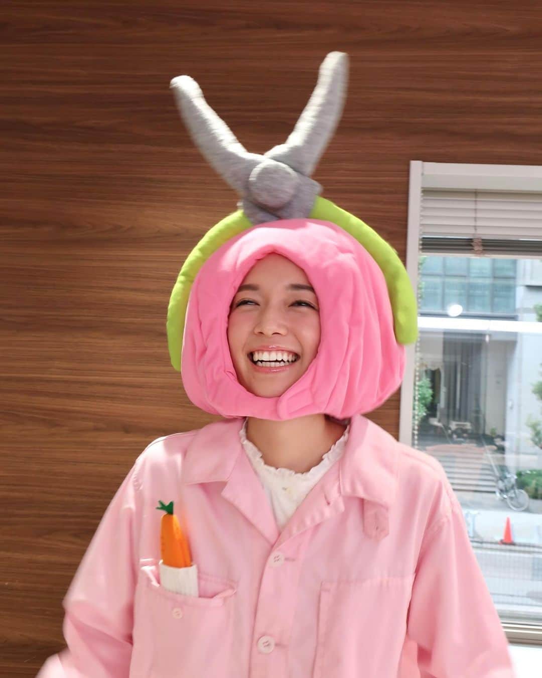 佐藤栞里のインスタグラム：「. ハッピーハロウィン👻 今年のブランチでの仮装は ペンチピーチとぽっけに靴下にんじんでした。 ペンチピーチに胸打たれたあの日から スタイリストさんぱるるが せっせとせっせと製作してくださいました🍑 前日には靴下にんじんまでちくちくしてくれました🧦🥕 ペンチの色といいふくらみといいもう可愛いったらありゃしません。 ヘアメイクの由佳さんは 眉毛もチークもリップもふんわりピンクにしておいたよ♡ とさりげなく全体のトーンを合わせてくれていました。 こんなにもピーチ感が増すのかと大感動。 (ピーチ感...初めて使ったことば。) 素晴らしいご協力のおかげで とっても忠実にそして愛おしいペンチピーチになることができました。 今年も、悔いはありません！ ハロウィンという魚を チームみんなでやり切りました！ みんなありがとう！ありがとう！ あー楽しかったな🥰」