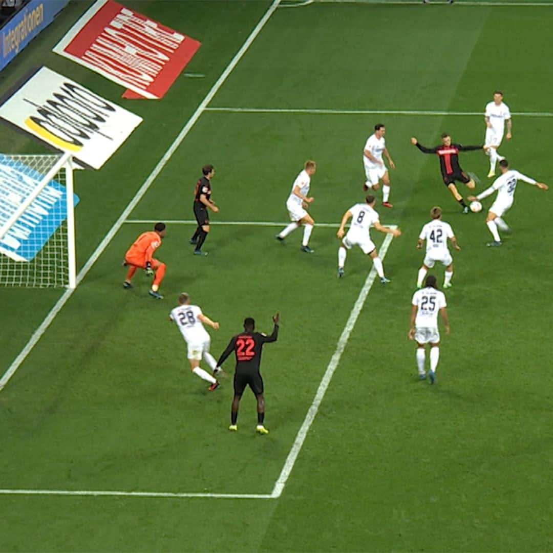 バイエル・レバークーゼンのインスタグラム：「🤯 How...? 🧙‍♂️  🔙 #B04SCF #Werkself」