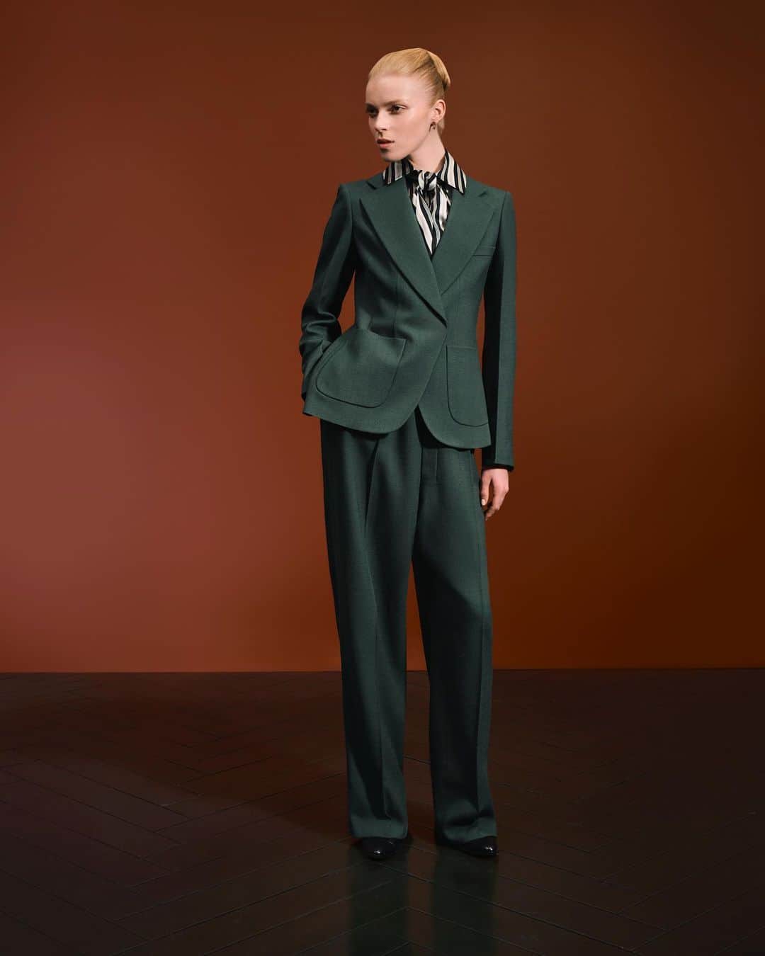 Fendiのインスタグラム：「A sartorial declaration of freedom. Stefano Pilati expresses seismic cultural changes in the 1920s and 2020s through silhouettes in #FendiWinter 2023-2024.  Curated with: @stefanopilati  Artistic Director of Couture and Womenswear: @mrkimjones  Artistic Director of Accessories and Menswear: @silviaventurinifendi  Artistic Director of Jewellery: @delfinadelettrez  Styling: @elliegracecumming Hair: @cimmahony Makeup: @daniel_s_makeup  Casting: @nicola.kast Models: @col_thedoll @chaikra  Photography: @collierschorrstudio  Set Design: @javirigoyen」