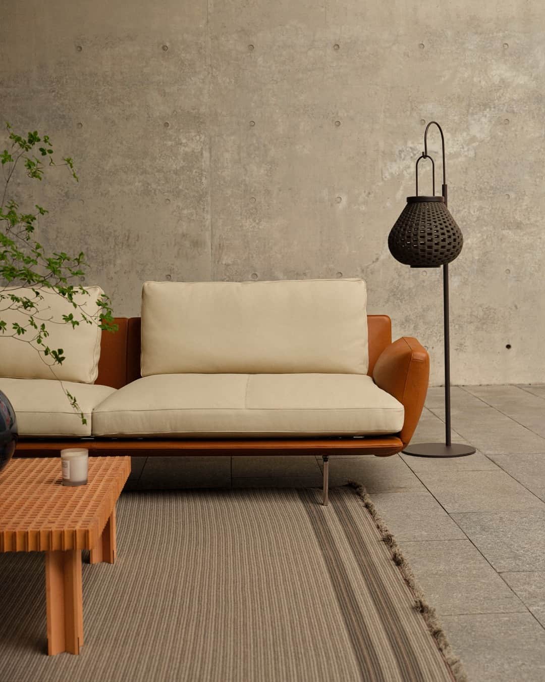 Poltrona Frauのインスタグラム：「The Get Back sofa designed by @palombaserafini is made for colder days that are better spent indoors. With enough space to stretch your legs out or welcome more people, it is the ideal combination of elegance and relaxation. Don’t forget to set the mood with the right illumination, soft but never dull, thanks to the Sparkler lamp, a highly portable light source. Also pictured: Kyoto small table, Blue Pallo vase, Sherazade rug. Would you spend a day here? Swipe to discover the look.   #PoltronaFrau #PalombaSerafini @glassmagazine_china #GLASSmagazine」