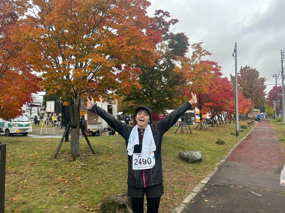 HBC北海道放送アナウンス部のインスタグラム：「. 森結有花です🏃‍♀️  地元帯広で開催された #フードバレーとかちマラソン に参加してきました！  初めてのハーフマラソン、疲れましたー！！ でも、紅葉が美しかったり、 母校の横を通ったり、 普段入れない場所に入ったり、 参加者のみなさまの仮装に笑ったり、 とっても楽しいお祭りでした🙌  せっかく観に来てくださったのに、 黒ずくめで目立たず申し訳ありませんでした！  ラジオにメッセージやアドバイスをくださったみなさま、 会場や沿道からお声がけくださったみなさま、 とっっっても背中を押されました。 ありがとうございました！！  参加されたランナーのみなさま、 みなさんの姿が重たい足を前に進める力になりました。 大会関係者のみなさまもお疲れ様でした！！  走った後は会場で十勝グルメを堪能しました🤤 十勝の牛肉のステーキ丼と、 十勝の小麦とタコを使ったたこ焼きです。 もちろんビールもいただきました🍺 美味しすぎて気を失うかと思いました。  ふるさとの景色の美しさと人のあたたかさ、 食のおいしさを大満喫してきました。 十勝大好きー！！  #フードバレーとかちマラソン2023 #十勝 #帯広  #HBC #HBC #HBCラジオ #気分上昇ワイドナルミッツ #森ちゃんねる #森チャレ #とかち観光大使」