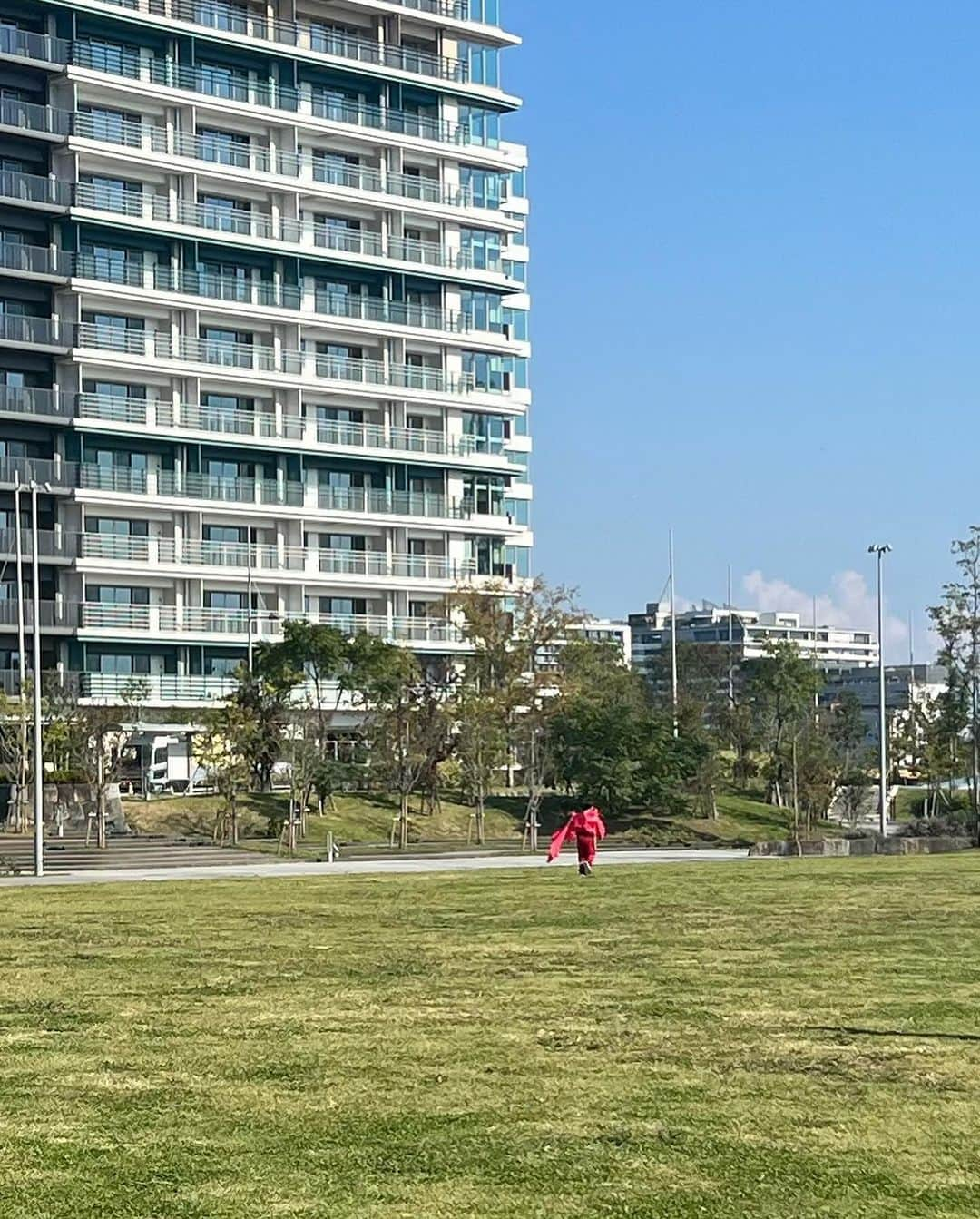 清水愛美さんのインスタグラム写真 - (清水愛美Instagram)「とある休日🗼💞  公園日和でした🤍 挽きたての コーヒー飲める公園最高だわ！☕️  #公園 #休日　#東京公園 #子連れお出かけ  #子連れスポット」10月30日 22時10分 - manami_s0902