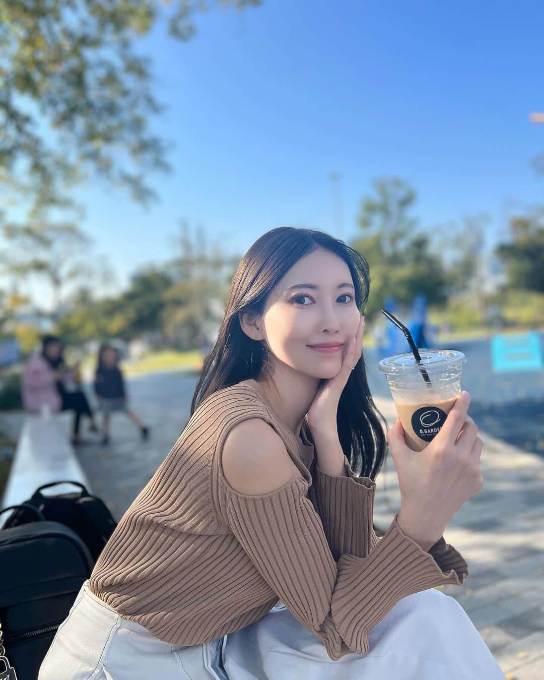 清水愛美のインスタグラム：「とある休日🗼💞  公園日和でした🤍 挽きたての コーヒー飲める公園最高だわ！☕️  #公園 #休日　#東京公園 #子連れお出かけ  #子連れスポット」
