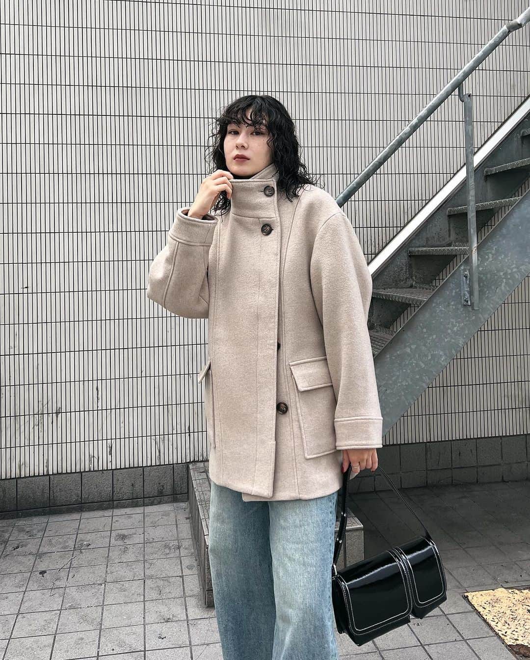 MOUSSY SNAPさんのインスタグラム写真 - (MOUSSY SNAPInstagram)「#MOUSSYSNAP @lis_a0824 173cm  ・STAND COLLAR MIDDLE COAT(010GA630-6310) ・WIDE BAGGY STRAIGHT(010GA611-5260) ・MANY POCKET HANDBAG(010GAT51-5410) 全国のMOUSSY店舗／SHEL'TTER WEBSTORE／ZOZOTOWNにて発売中。  #MOUSSY #MOUSSYJEANS」10月30日 22時10分 - moussysnap