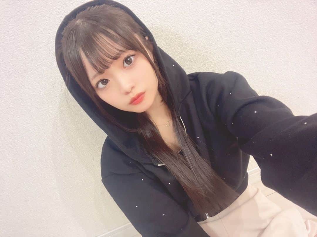 杉井美咲のインスタグラム：「パーカーの季節🩶  パーカーは楽ですきだからよく着るよ！ ・ ・ #jk #sjk #jk2 #jkブランド #jkの素敵な思い出 #07 #杉井美咲 #女子高生ミスコン #高一ミスコン」